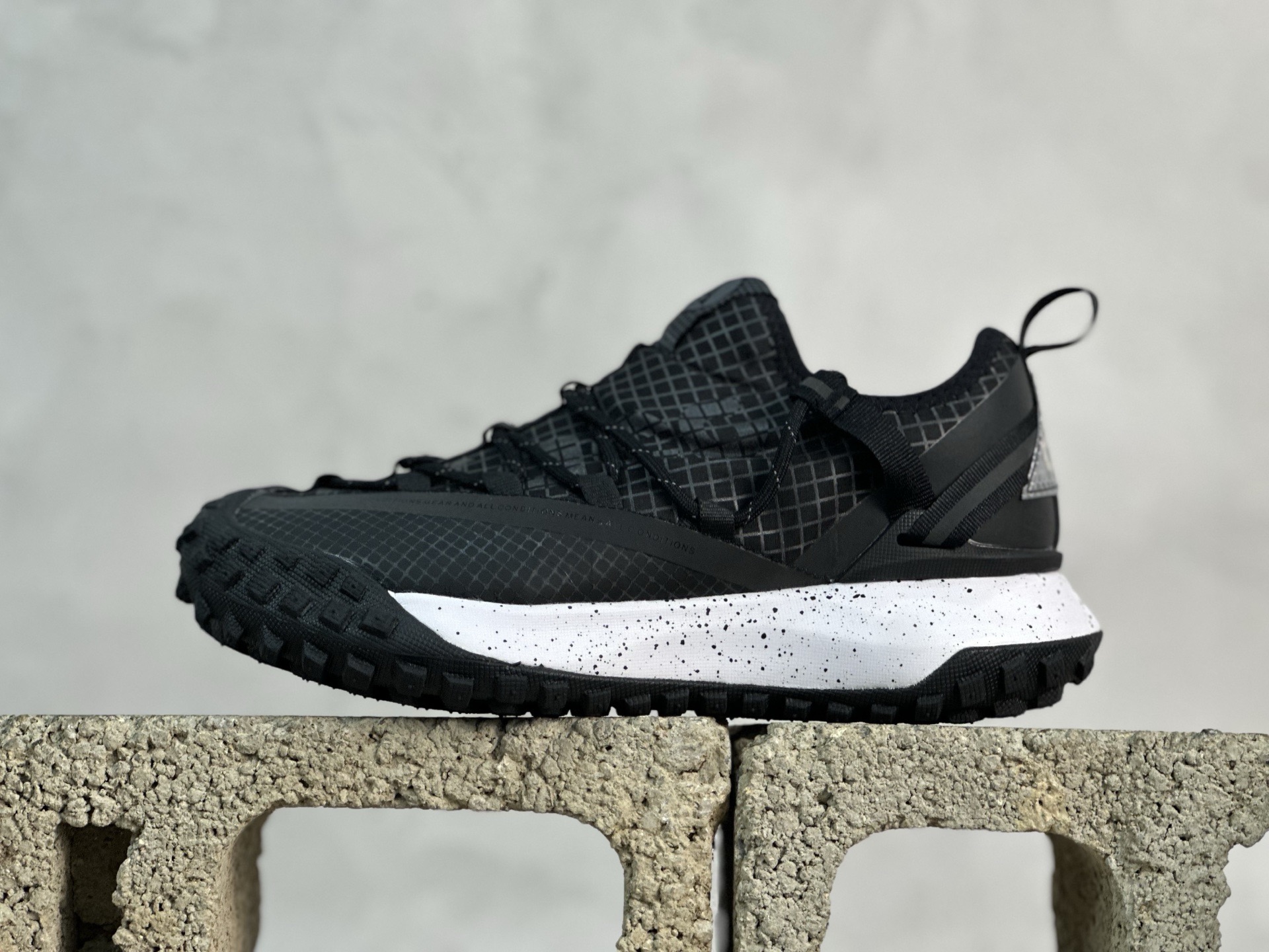 💰160 放店私
ACG MOUNTAIN LOW GTX SE 复古潮流户外登山鞋防水慢跑鞋 
全新来袭 该款沿袭前代高帮版型的设计传统 轻盈鞋面结合灵巧的脚踝包裹设计 为双足打造出一体化的舒适脚感 助力轻松畅行 中底融入柔软的React泡棉与Vaporfiy 科技 让你在岩石小径徒步时也像行走在都市般轻松舒适 粘性橡胶大底铸就了攀岩级别的出众抓地力 助你从容面对各种环境挑战 
SIZE：36 36.5 37.5 38 38.5 39 40 40.5 41 42 42.5 43 44 44.5 45