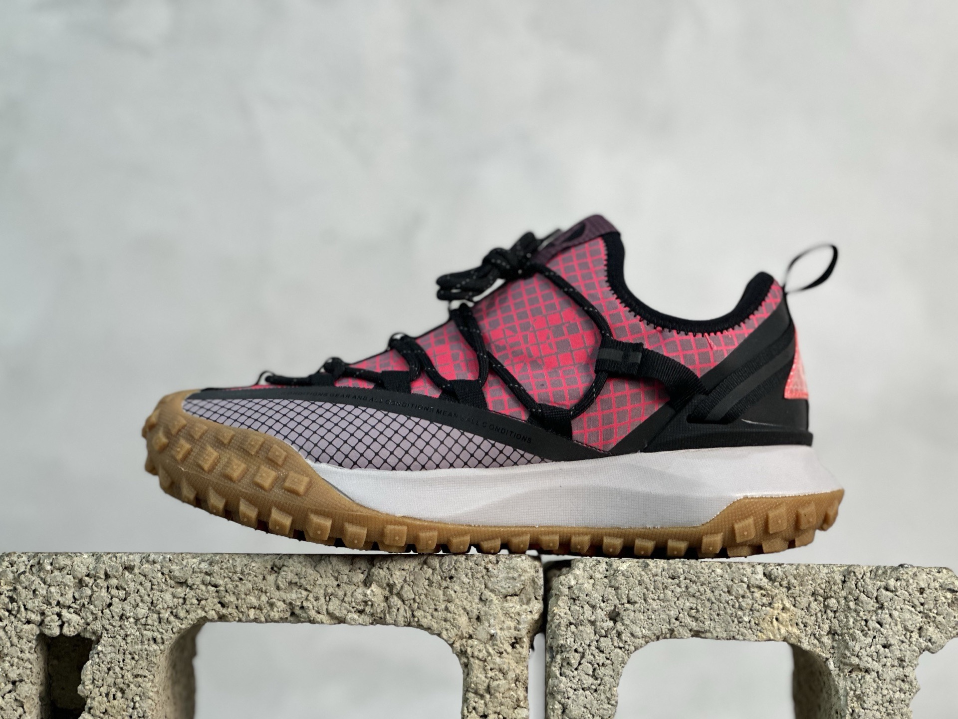 💰160 放店私
ACG MOUNTAIN LOW GTX SE 复古潮流户外登山鞋防水慢跑鞋 
全新来袭 该款沿袭前代高帮版型的设计传统 轻盈鞋面结合灵巧的脚踝包裹设计 为双足打造出一体化的舒适脚感 助力轻松畅行 中底融入柔软的React泡棉与Vaporfiy 科技 让你在岩石小径徒步时也像行走在都市般轻松舒适 粘性橡胶大底铸就了攀岩级别的出众抓地力 助你从容面对各种环境挑战 
SIZE：36 36.5 37.5 38 38.5 39 40 40.5 41 42 42.5 43 44 44.5 45