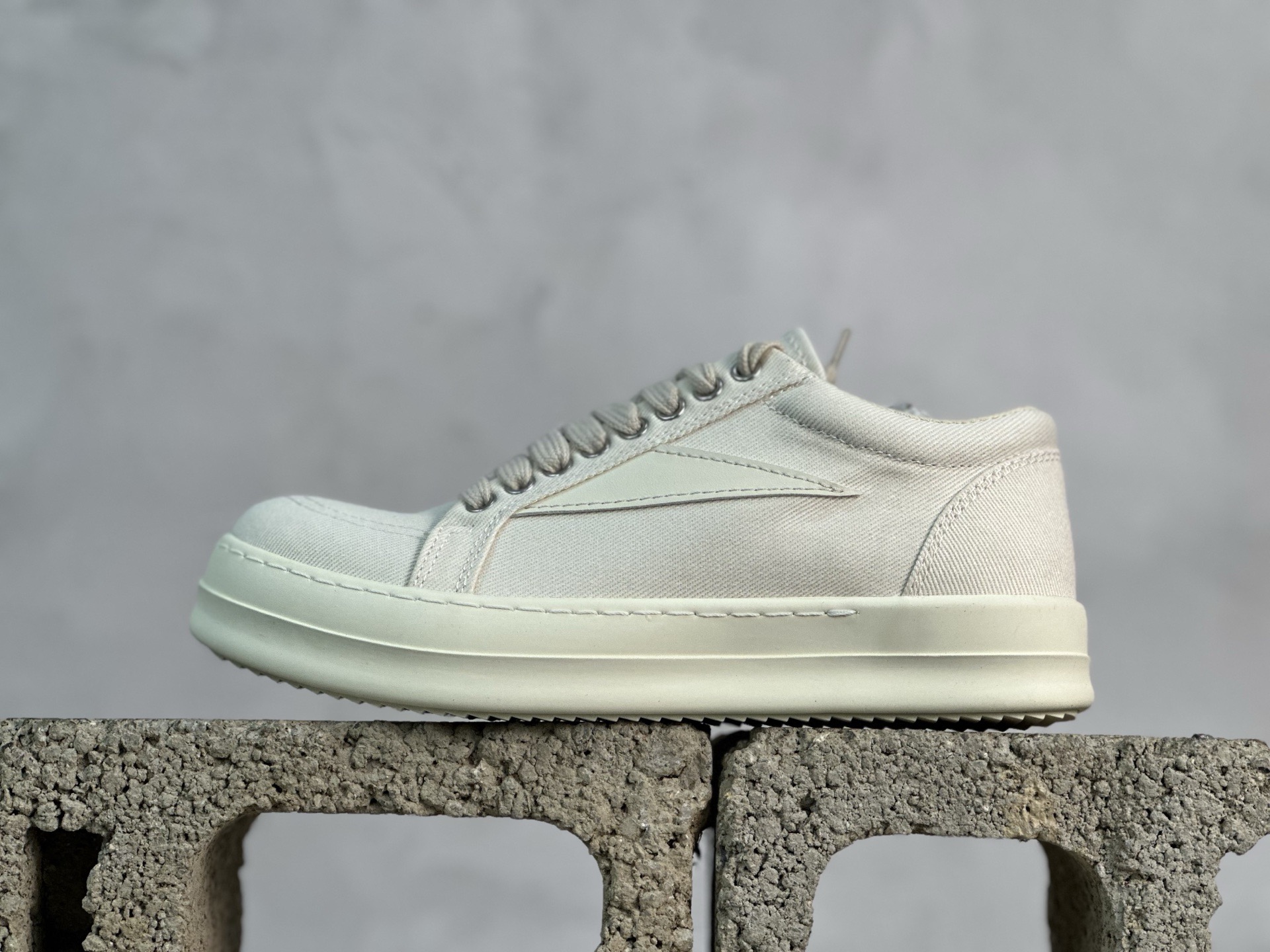 💰200 放店私
OK版Rick Owens Drkshdw 瑞克·欧文低帮时尚运动板鞋 
二级市场已经7K以上 平台客户随意卖四位数 RO广东原厂出品 纯原天花板 原版一比一复刻 冲正绝不翻车 还原度达到百分之98以上 原楦开发纸版版型 ZP拆解原版1:1复模裁片纸版 力求做到0错位 这样才能达到和zp一致的鞋型味道 采用进口cnc数控机床开发对版独家tpu奶香大底 区别于市场所有版本 zp同源定制尼龙布 达到和zp一致手感 原厂进口细纹布 万邦订购原厂高弹粉红色海绵 内里搭配软质细腻羊皮 TPU高密度大底 软硬度透光度高已经测试和原版一致 
尺码：35 36 37 38 39 40 41 42 43 44 45 46
编码：32