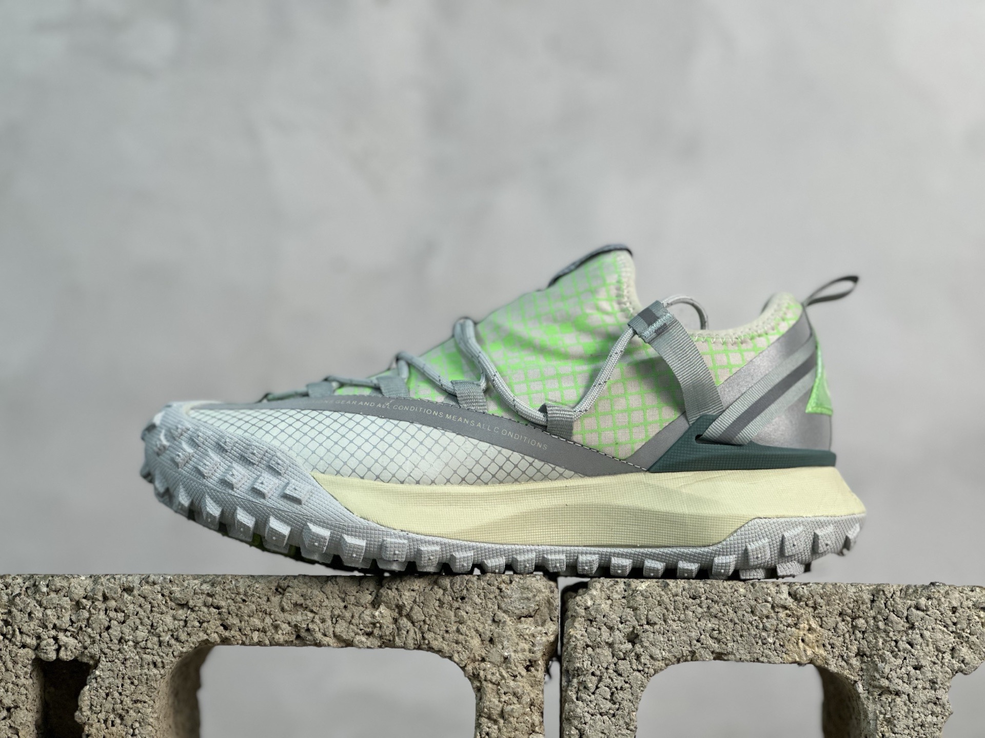 💰160 放店私
ACG MOUNTAIN LOW GTX SE 复古潮流户外登山鞋防水慢跑鞋 
全新来袭 该款沿袭前代高帮版型的设计传统 轻盈鞋面结合灵巧的脚踝包裹设计 为双足打造出一体化的舒适脚感 助力轻松畅行 中底融入柔软的React泡棉与Vaporfiy 科技 让你在岩石小径徒步时也像行走在都市般轻松舒适 粘性橡胶大底铸就了攀岩级别的出众抓地力 助你从容面对各种环境挑战 
SIZE：36 36.5 37.5 38 38.5 39 40 40.5 41 42 42.5 43 44 44.5 45