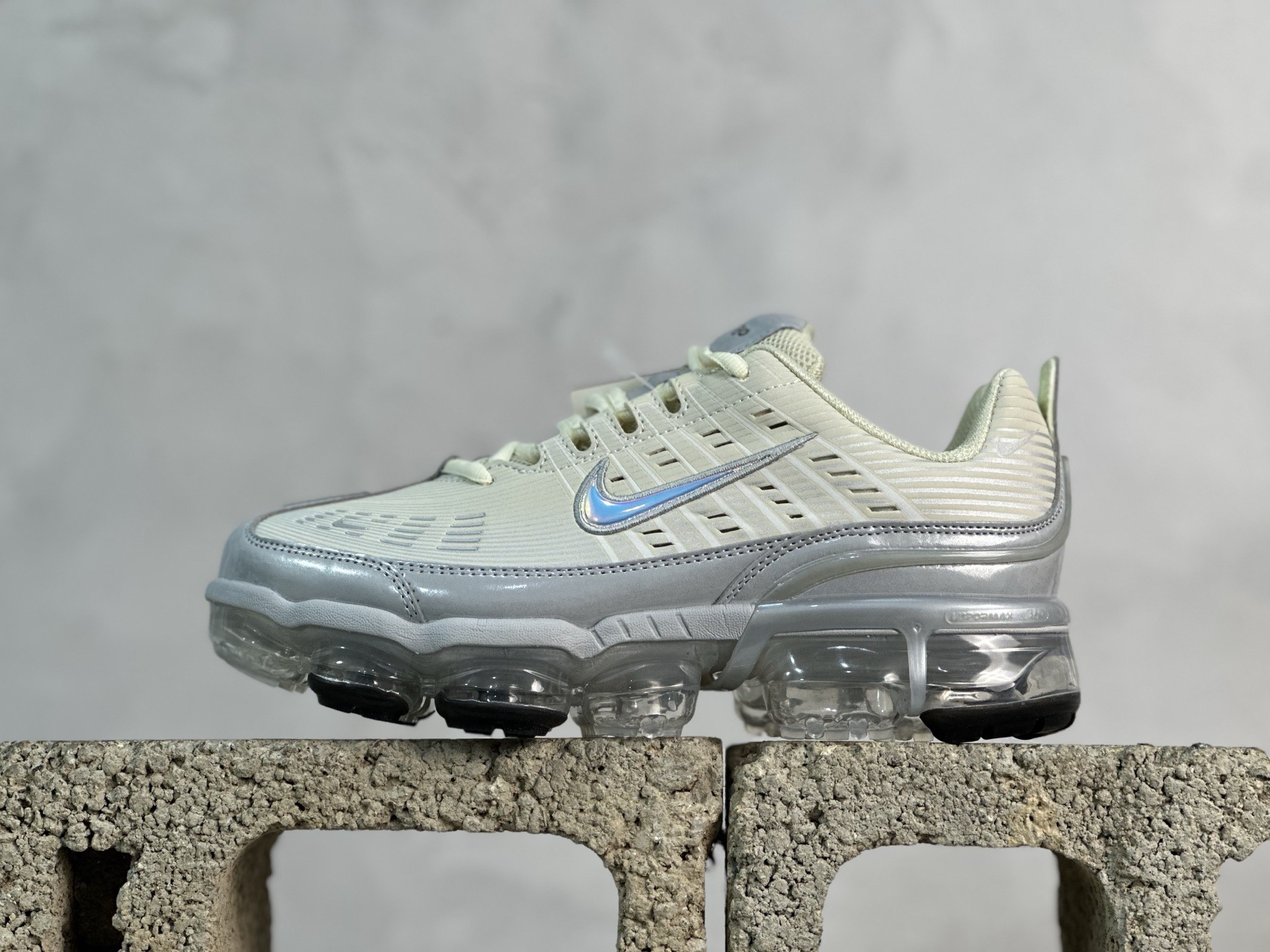YH 放店私 Nike Air Vapormax 360 全掌大气垫透气跑步鞋 CK2719-200 #鞋面依旧延续经典设计,中底则加入了 Vapormax气垫科技.值得一提的是气垫后跟处带有特殊的支架设计,致敬早期 Air Max360气垫提高稳定性的后跟支架.