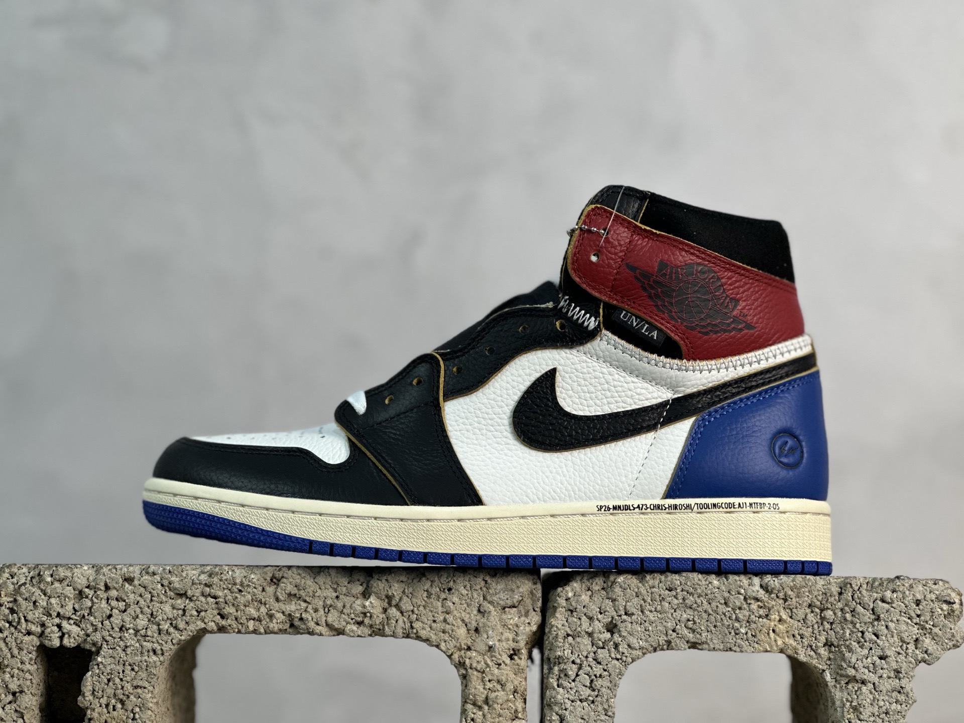 New巅峰版💰260 放店私  
Frgmt x Union x AJ1 High OG SP "Top 3" AJ1 乔1藤原浩大闪电 高帮篮球鞋 IO7847-002
#该联名配色以Top3命名，鞋身以白色为底色，搭配黑色Swoosh/鞋头呈现，营造出经典的黑脚趾配色氛围。后跟部分则采用皇家蓝点缀，灵感来源于经典的藤原浩的大闪电AJ。鞋帮部分则以红色呈现，也是AJ1的标志性配色了！
尺码：36 36.5 37.5 38 38.5 39 40 40.5 41 42 42.5 43 44 44.5 45 46 47.5