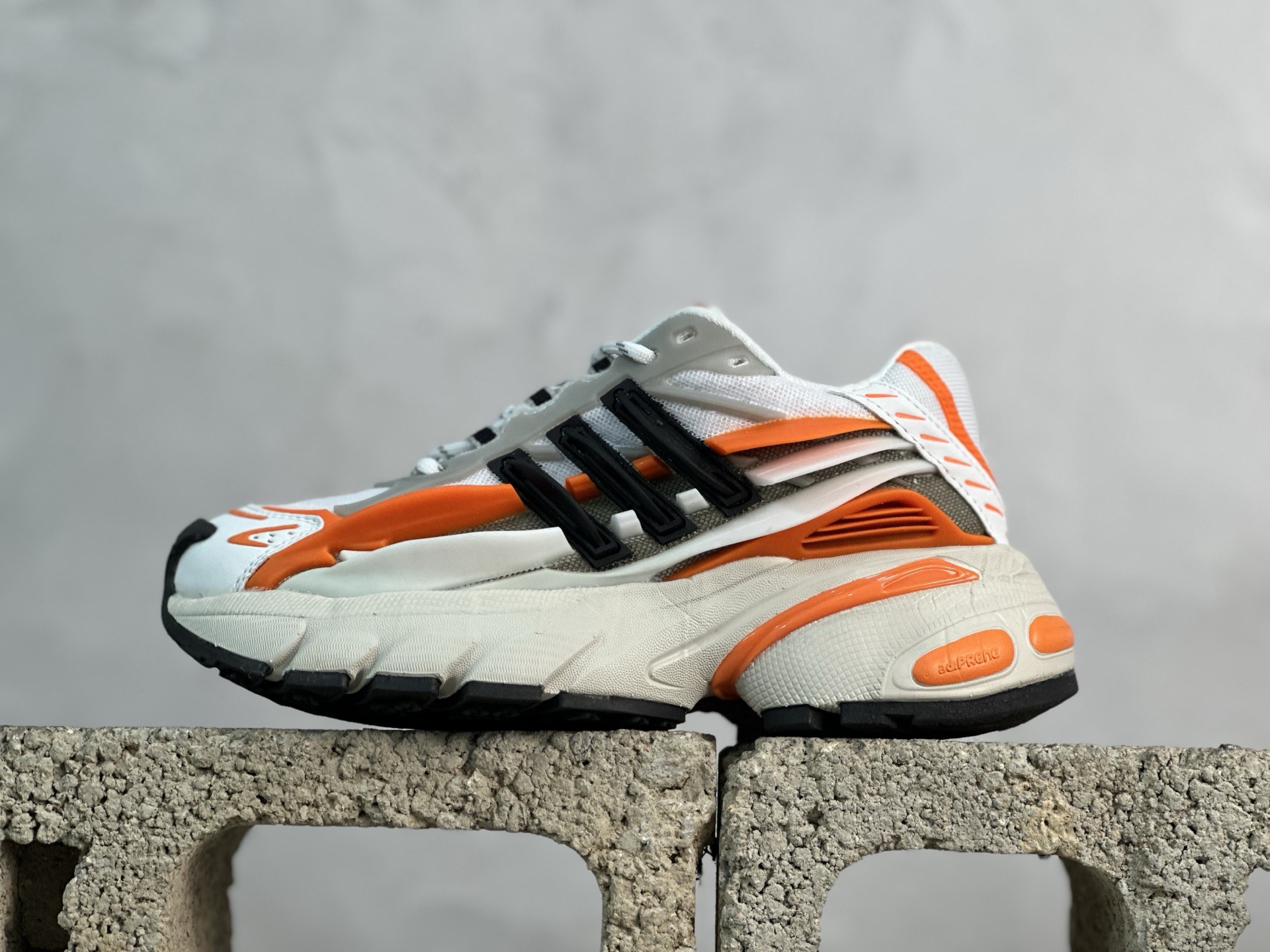 💰230 放店私
XS版 Pharrell x AD Adistar Jellyfish 联名款低帮复古风老爹鞋
未来科技感十足 以3D风格焕新演绎标志性三条纹 为造型添上点睛之笔 金属质感视觉效果TPU自带哑光反射 非常的细节 最大的亮点无疑是鞋屁股 大块的tpu包裹 让增高的大底不再突兀 更显腿长脚细 
货号：JP9261
尺码：36-47