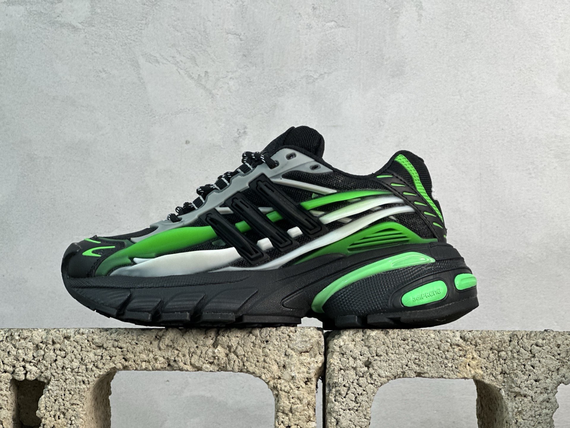 💰230 放店私
XS版 Pharrell x AD Adistar Jellyfish 联名款低帮复古风老爹鞋
未来科技感十足 以3D风格焕新演绎标志性三条纹 为造型添上点睛之笔 金属质感视觉效果TPU自带哑光反射 非常的细节 最大的亮点无疑是鞋屁股 大块的tpu包裹 让增高的大底不再突兀 更显腿长脚细 
货号：JP9266
尺码：36-47