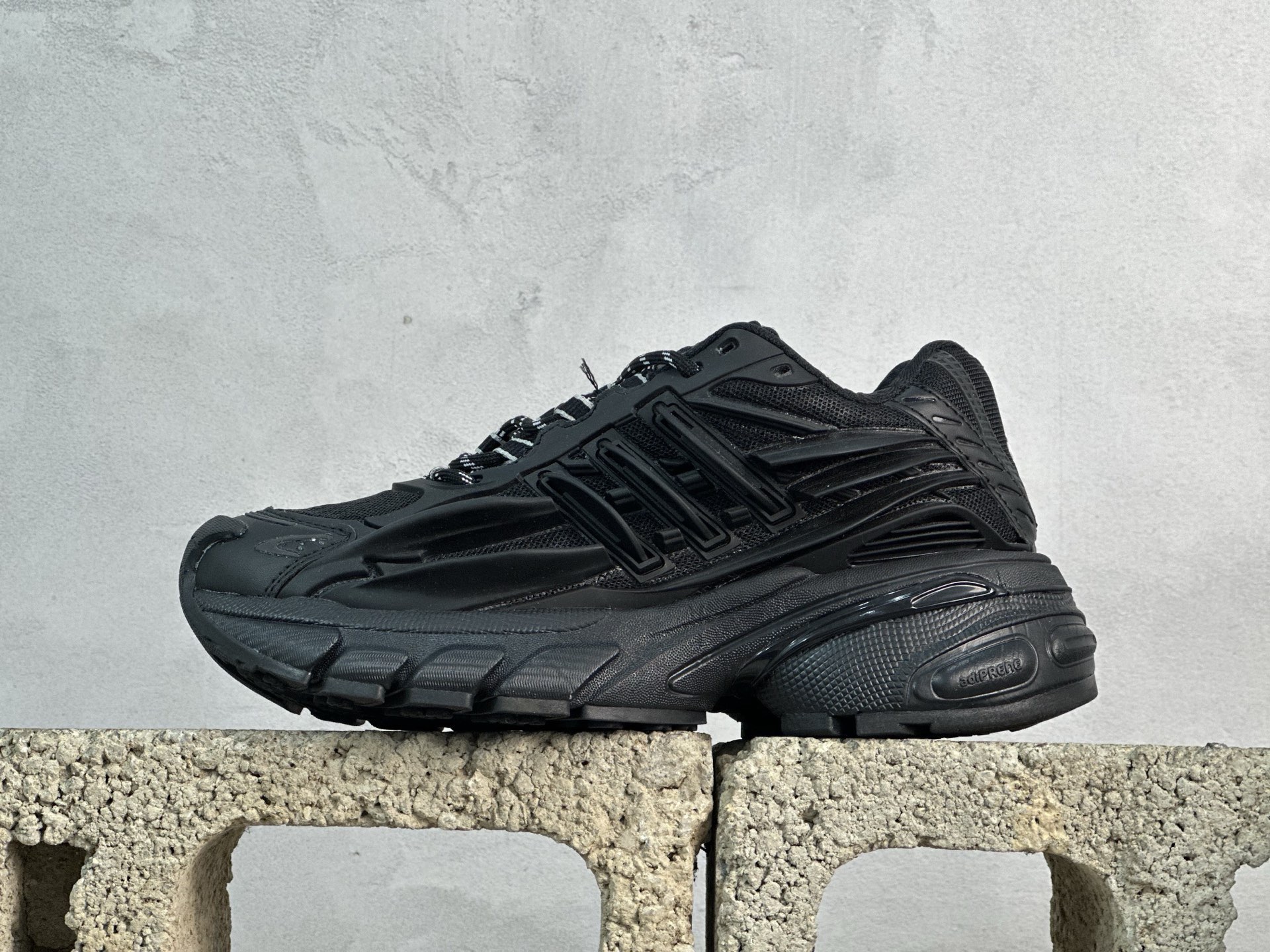 💰230 放店私
XS版 Pharrell x AD Adistar Jellyfish 联名款低帮复古风老爹鞋
未来科技感十足 以3D风格焕新演绎标志性三条纹 为造型添上点睛之笔 金属质感视觉效果TPU自带哑光反射 非常的细节 最大的亮点无疑是鞋屁股 大块的tpu包裹 让增高的大底不再突兀 更显腿长脚细 
货号：JP9265
尺码：36-47