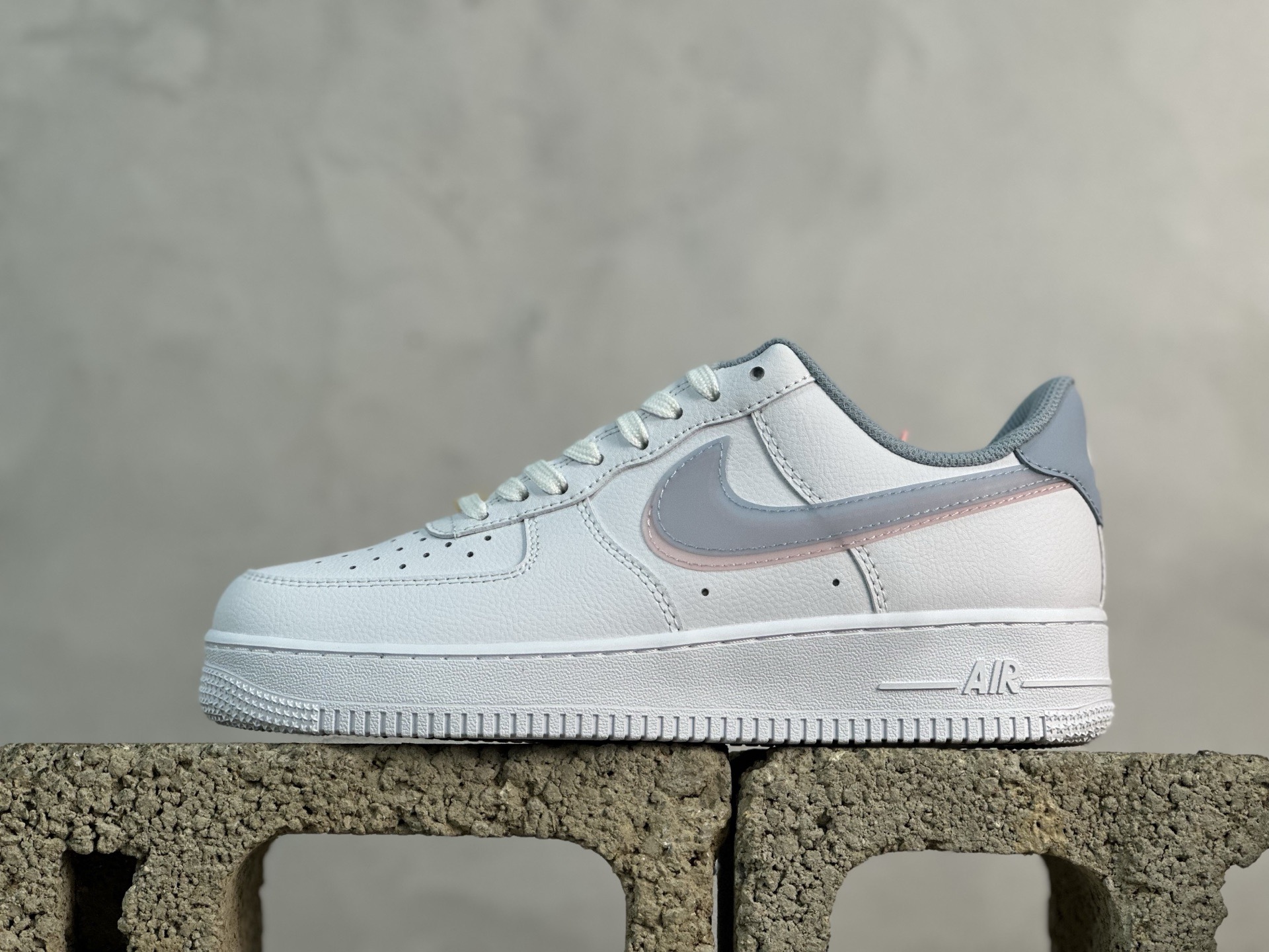 放店私 No.1版本(遥遥领先👍🏻) 纯原级别 Nike Air Force 1 Low ——“3D眼镜” 货号:CW1574-100 原厂冲刀皮料切割干净 无任何毛边 清洁度细节完美 做工细节全方位比对原鞋. 原楦原纸板 打造纯正空军 专注外贸渠道 全掌内置蜂窝气垫 原盒配件 原厂中底钢印、拉帮完美! 全套原楦原模倾力打造完美版型! 无解鞋型 原盒原配 超高清洁度 全鞋零毛边皮料切割! 👍一码配一扣 👍品质问题一月换新 👍终身质保 我们承诺/保证:所有No.1版本AF1全是官方原鞋开发-全方位比对原鞋! 👍复刻官方原厂模具-倾力打造完美版型 👍全掌内置蜂窝气垫-材质用料绝不偷工减料! 👍全配色更换新一代最新版-鱼鳞纹大底!+可荧光邦迪车缝线!