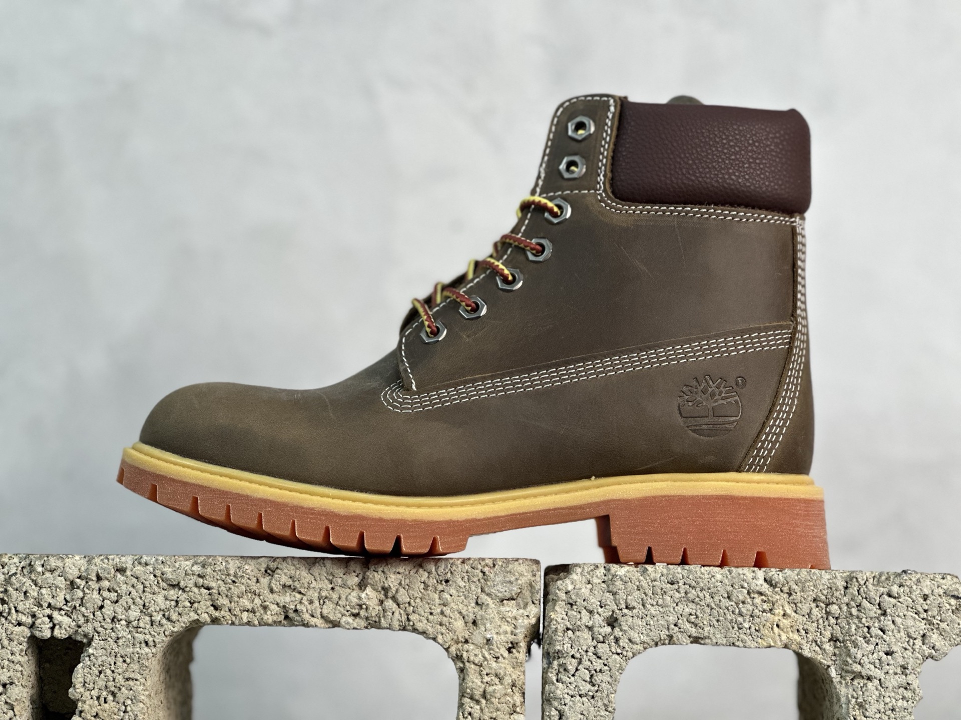 💰300 放店私
原厂渠道#Timberland 添柏岚 PREMIUM系列舒适百搭时尚马丁靴 棕色
货号:TB010061-713
【女款六孔 男款七孔】
某物渠道版 珠海代工厂生产 某宝香港代购统一渠道发货订单 某物一致品质 无需强调华丽文案 只需简单介绍用料 原单正品工艺解析 进口防水磨砂牛皮 紫光Logo防伪标识 精准电脑车线 四线并齐工艺 一万次横折动态防水 一体成型注塑工艺（⚠️区别冷粘一体成型版本）橡胶防滑大底耐造耐磨 全真牛皮领口/内里/鞋垫 配备抗疲劳减震蜂窝鞋垫 舒适性极高 平常生活实用性极高 经典简单易搭配 刮风下雨打雷防电防水抗寒保温必备 全套装柜包装配件 
Size： 35 36 37 37.5 38 38.5 39 39.5 40 41 41.5 42 43 43.5 44 44.5 45 正品官网一致尺码