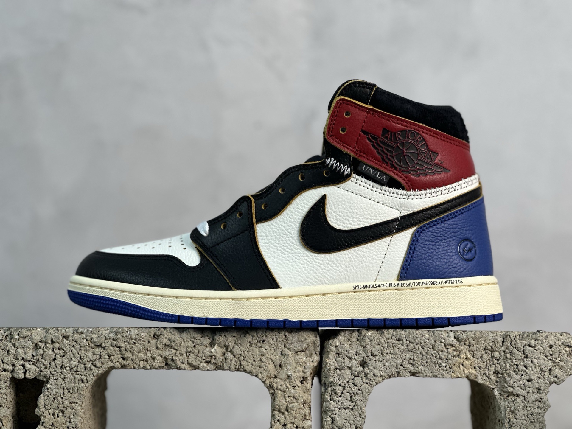 PK 放店私 Fragment Design x Union x Air Jordan 1 High OG SP "Top 3" AJ1 乔丹1代高帮UN联名藤原浩大闪电 IO7847-002 该联名配色以Top3命名,鞋身以白色为底色,搭配黑色Swoosh/鞋头呈现,营造出经典的黑脚趾配色氛围.后跟部分则采用皇家蓝点缀,灵感来源于经典的藤原浩的大闪电AJ.鞋帮部分则以红色呈现,也是AJ1的标志性配色了! 新配色不断更新开发 全套原纸板楦头开发 确保原汁原味 完美呈现一代版型 一比一鞋头弧度高度鞋身弧度 此版本只针对中端市场 细节品控鞋型随意秒杀市面同价位 鞋型完美 不臃肿别扭 头层皮料加持 用料绝不含糊 进口玻璃冲刀皮料裁剪零毛边 电脑针车工艺 超高鞋面清洁度 最高QC检验标准 控制溢胶瑕疵 原盒原配 飞翼3D高频深度立体 工艺方面大到整体鞋型 漏斗收腰 底线拉帮 LOGO立体程度 小到针眼排布 载片对称 冲孔效果 鞋标规范 鞋垫背胶等等 无一不是口碑收割 每双都是一个回头客