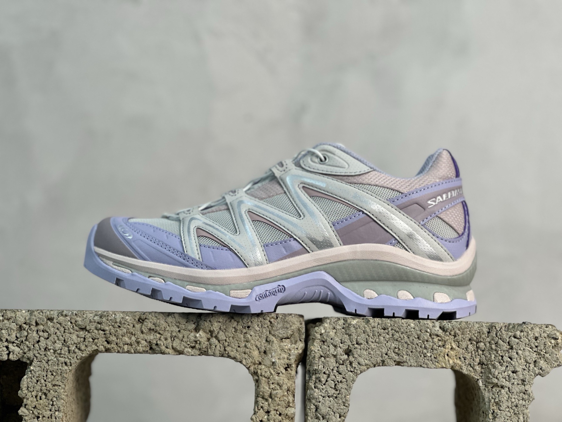 M版💰250 放店私 
Salomon XT-Quest 萨洛蒙 探索者系列户外越野跑鞋 491259-24
#鞋面采用SENSIFIT贴合技术 全方位贴合包裹脚型 鞋跟部鞋底牵引设计 提供强大的抓地性能 更适应野外崎岖不平的道路 其3D ADVANCED CHASSIS底盘 材料轻量大化 钉齿设计更具稳定性、防护性 鞋底易磨损区运用CONTAGRIP高耐磨材料 应对城市硬质路面长距离跑考验
尺码：36 36.5 37 38 38.5 39 40 40.5 41 42 42.5 43 44 44.5 45