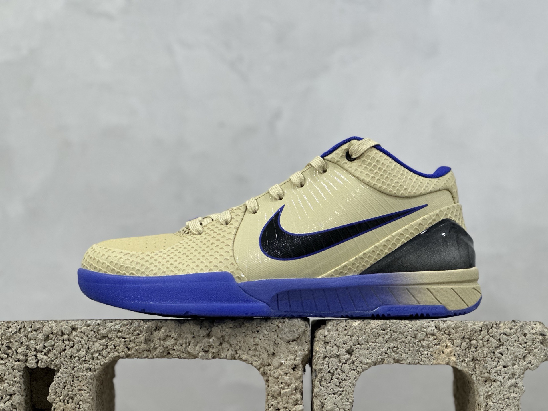 灭世版 放店私 Nike Zoom Kobe 4 ZK4 科比四代 IM2532-701 #原装正确鞋盒 全新版型升级(侧身腰线,后跟孤度,鞋头翘度) #正确鞋头二次折边工艺 正确大底(正确防侧翻角厚度)前掌LUNAR泡棉+后掌Zoom 完美穿着感受(不掉跟,急停不顶脚趾,跑动步态过渡自然)