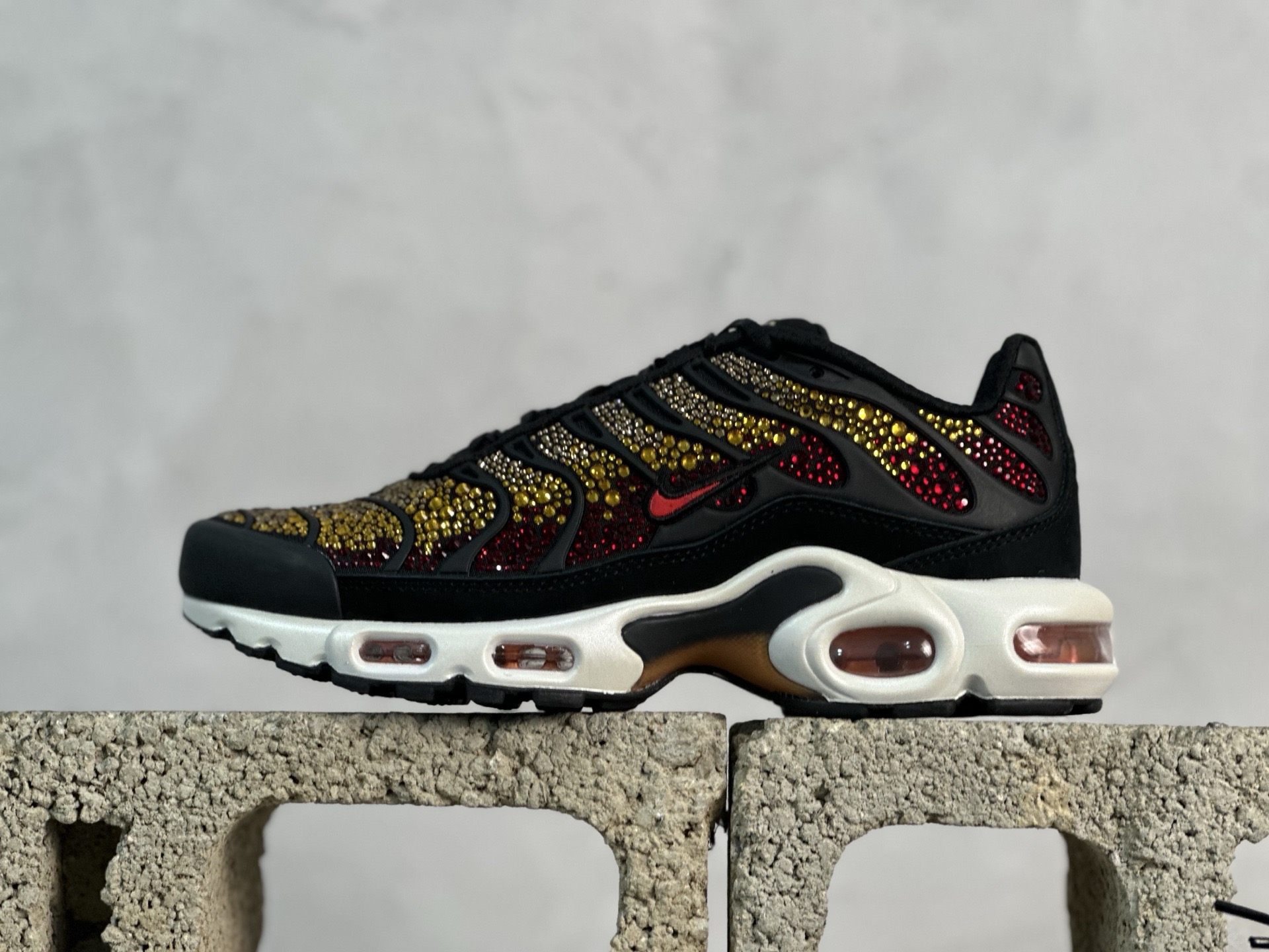💰440 放店私  
Max版 目前TN标杆 Swarovski/施华洛世奇 x Nike Air Max Plus FZ9042-001 黑黄 Size：36 36.5 37.5 38 38.5 39 40 40.5 41 42 42.5 43 44 44.5 45 46