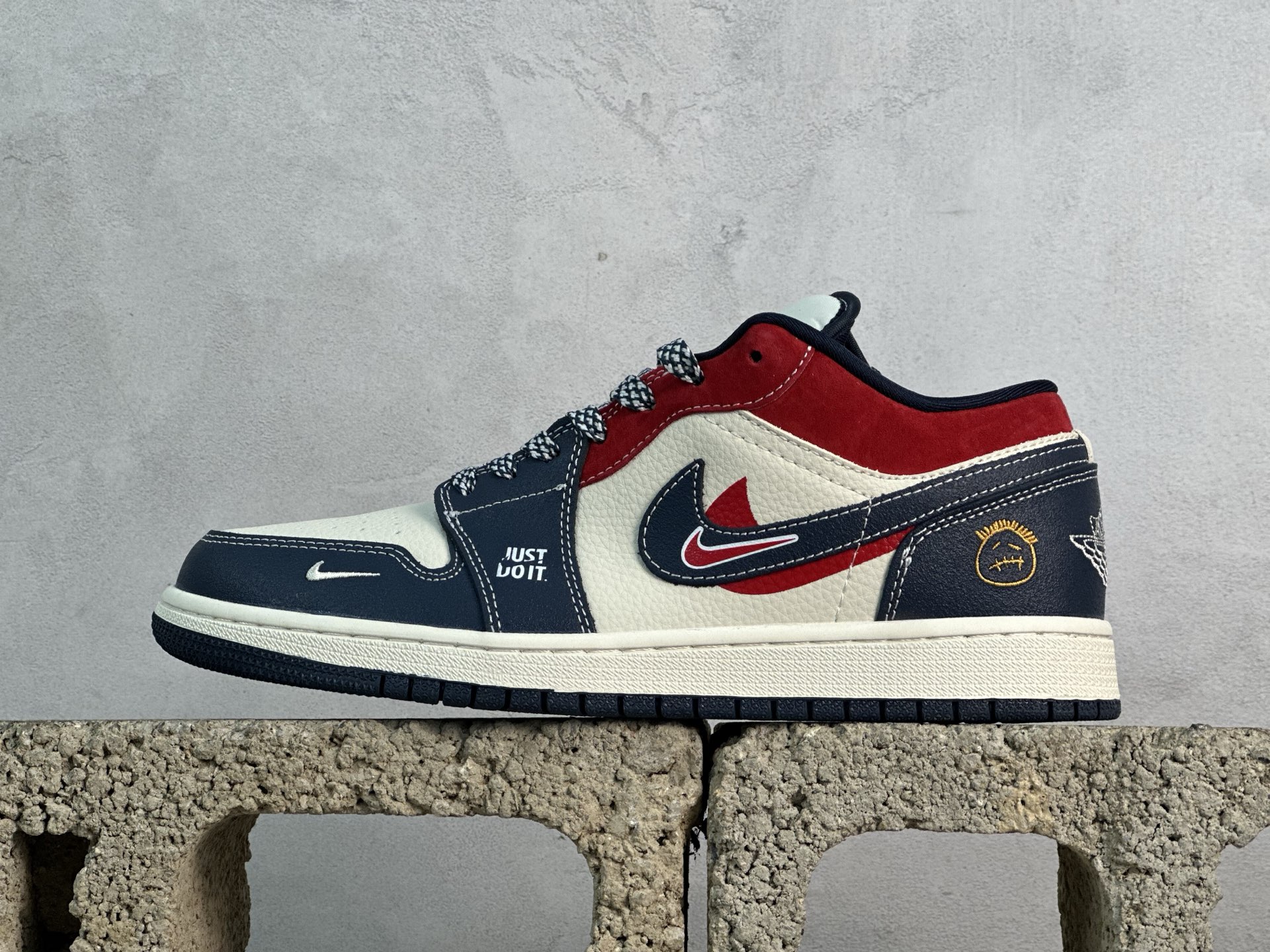 放店私 Nike Jordan Air Jordan 1“红蓝双勾” 高端定制 低帮 复古 减震 防滑 耐磨 篮球鞋 定制鞋盒 大厂纯原品质出货 超高清洁度 皮料切割干净无任何毛边 细节完美 货号:LR8888-017