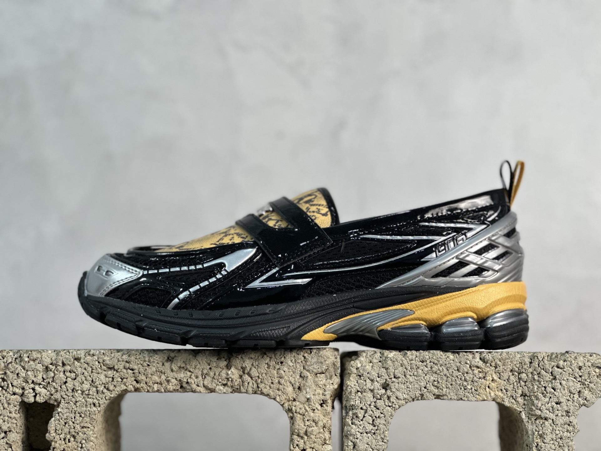 FJ💰190 放店私 
New Balance 1906系列 乐福休闲鞋 U1906LGA
#采用轻质牛剖革拼接透气网眼衬垫织物鞋面材质 T-Beam大底提供足步弓支撑，保持步态稳定 后跟搭载外露缓震胶
尺码：36 37 37.5 38 38.5 39 40 40.5 41 42 42.5 43 44 45