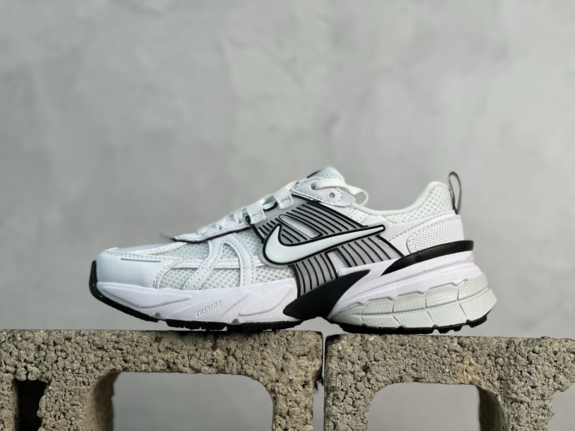 💰210 放店私
ZK版 Nike V2K Run 减震防滑耐磨低帮跑步鞋 HF5342-100白黑
市场最强版本
完美版型 细节 一流做工
官方在售配色 版型材料都很好 
正确组合大底 绝对免修版本 可随意对比市场任何版本 几率过验品质
尺码：35.5-46
