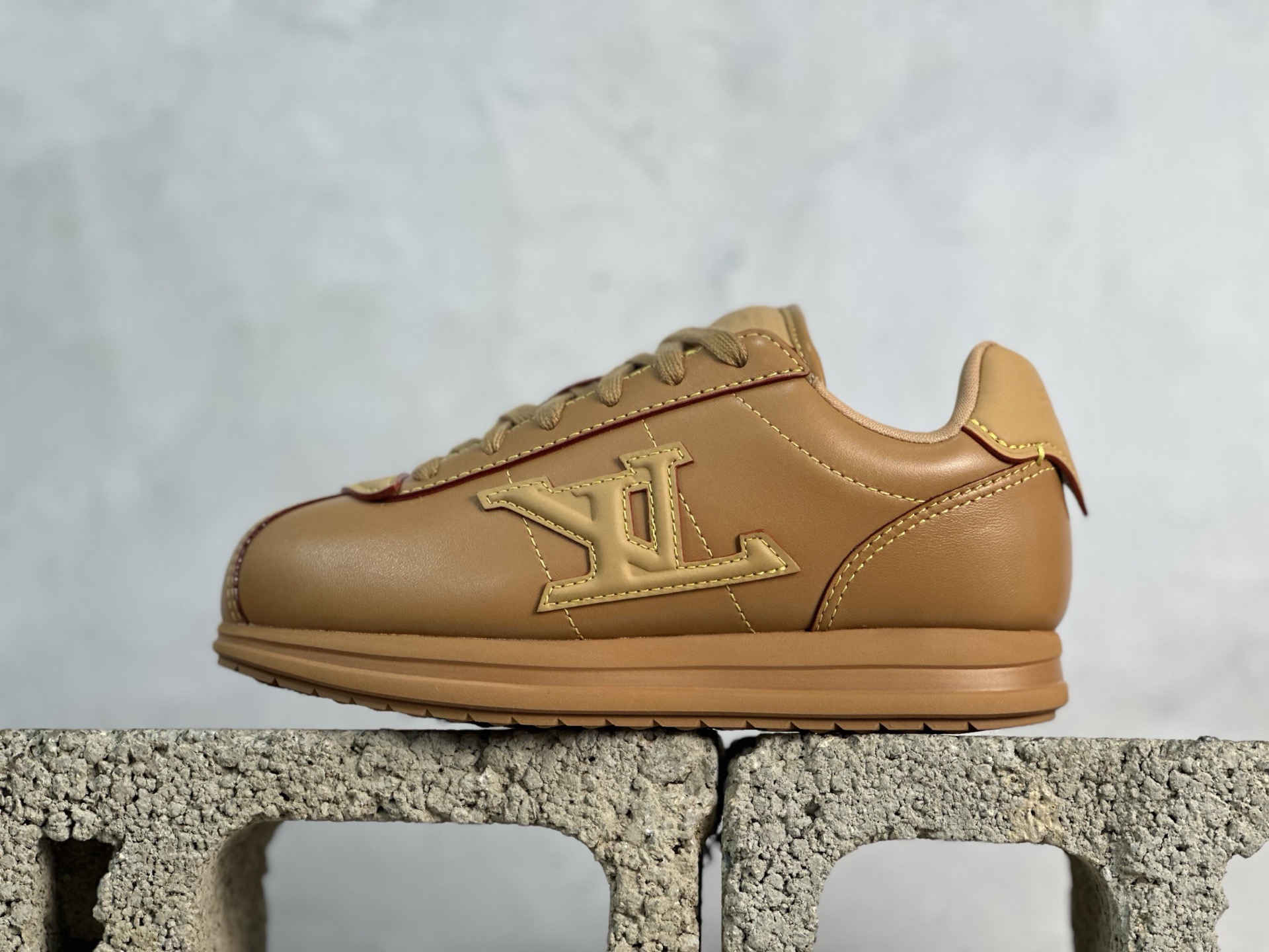 💰380 放店私  M版纯原 Nigo x Louis Vuitton 路易威登 LV Buttersoft 阿甘鞋 低帮休闲面包鞋 全新订单 高端零售外贸充正专供 原版购入开发 全鞋羊皮 牛皮鞋面 ZP级全套包装 完美楦型 正确卡色 大底TPU 质感媲美原版 细节与原版一致 请注意区分市面通货材 尺码：35 36 37 38 39 40 41 42 43 44 45 46 偏大一码