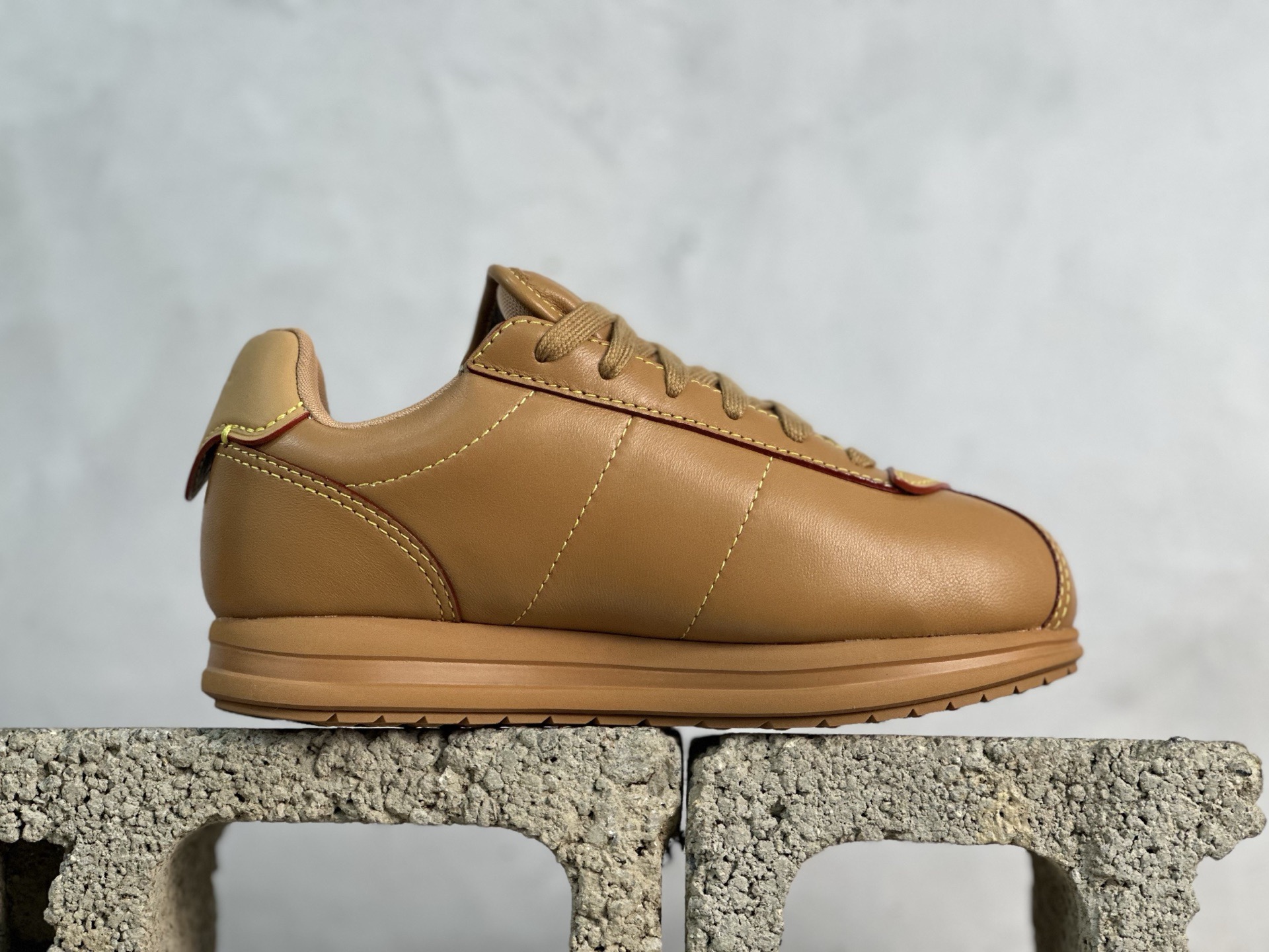 💰380 放店私  M版纯原 Nigo x Louis Vuitton 路易威登 LV Buttersoft 阿甘鞋 低帮休闲面包鞋 全新订单 高端零售外贸充正专供 原版购入开发 全鞋羊皮 牛皮鞋面 ZP级全套包装 完美楦型 正确卡色 大底TPU 质感媲美原版 细节与原版一致 请注意区分市面通货材 尺码：35 36 37 38 39 40 41 42 43 44 45 46 偏大一码