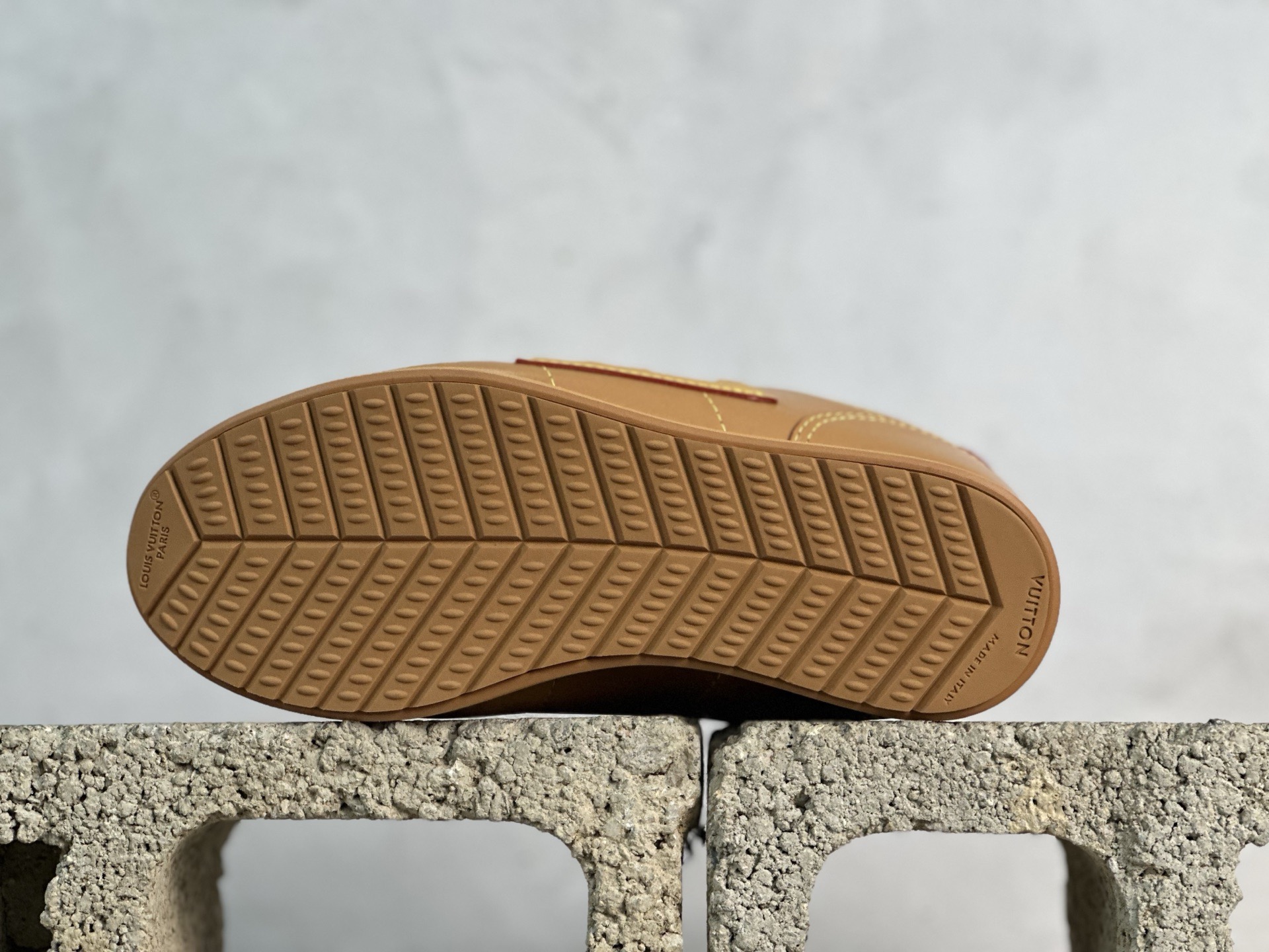 💰380 放店私  M版纯原 Nigo x Louis Vuitton 路易威登 LV Buttersoft 阿甘鞋 低帮休闲面包鞋 全新订单 高端零售外贸充正专供 原版购入开发 全鞋羊皮 牛皮鞋面 ZP级全套包装 完美楦型 正确卡色 大底TPU 质感媲美原版 细节与原版一致 请注意区分市面通货材 尺码：35 36 37 38 39 40 41 42 43 44 45 46 偏大一码