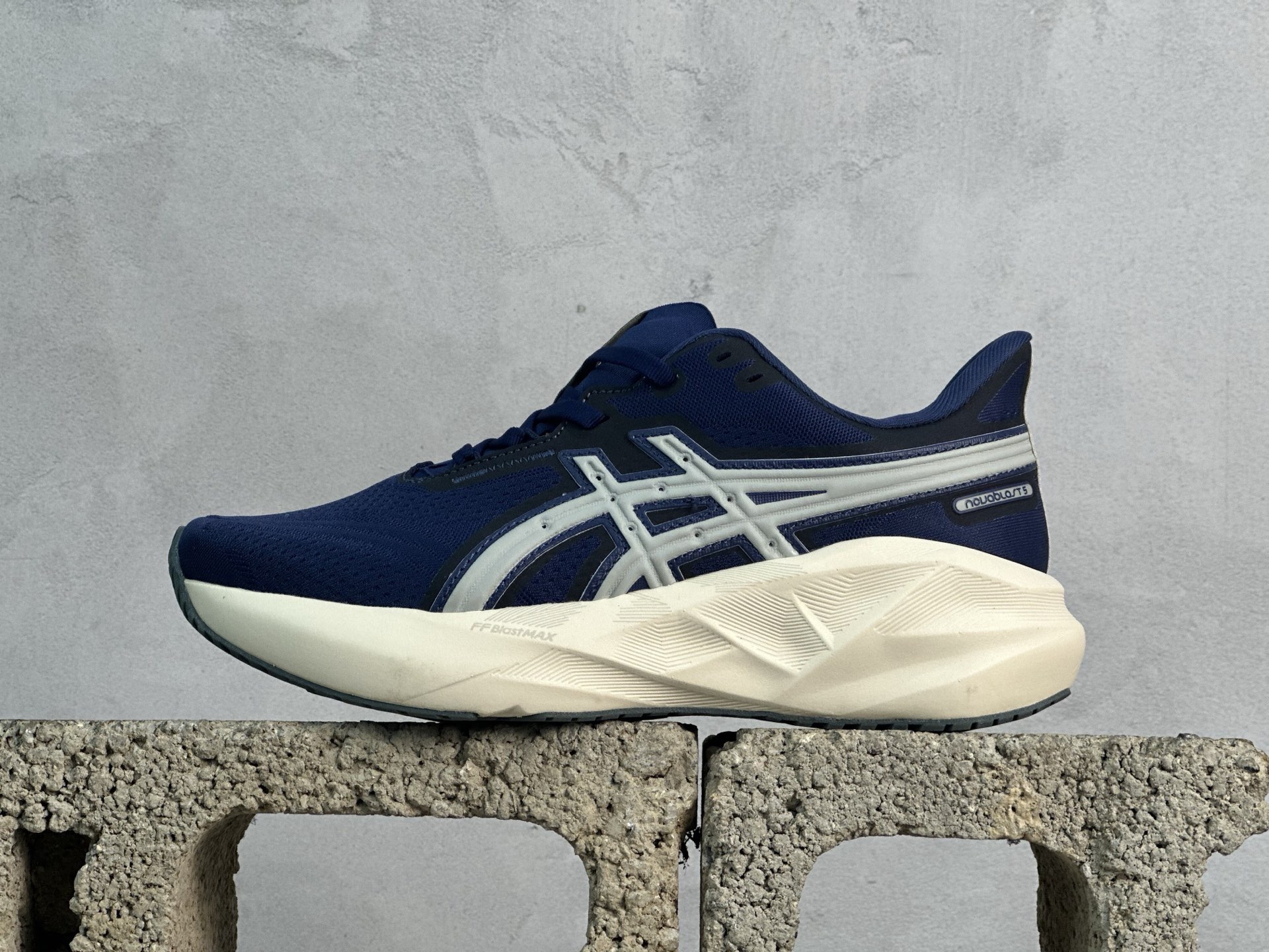 💰150 放店私 平台跑量版 亚瑟士/Asics Novavlast 5新星执行者5代系列低帮轻量化厚底有氧运动慢跑鞋 #采用人体工学一体式轻质贾卡双层编织鞋面材质 #全掌FF BLAST PLUS ECO轻量高能回弹泡棉材料中底 #AHAR橡胶,兼顾抓地及耐久性底片❗️ 尺码：36 37 37.5 38 39 39.5 40 40.5 41.5 42 42.5 43 44 44.5 45
