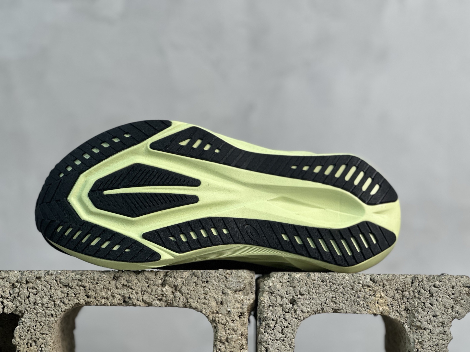 💰150 放店私 平台跑量版 亚瑟士/Asics Novavlast 5新星执行者5代系列低帮轻量化厚底有氧运动慢跑鞋 #采用人体工学一体式轻质贾卡双层编织鞋面材质 #全掌FF BLAST PLUS ECO轻量高能回弹泡棉材料中底 #AHAR橡胶,兼顾抓地及耐久性底片❗️ 尺码：36 37 37.5 38 39 39.5 40 40.5 41.5 42 42.5 43 44 44.5 45