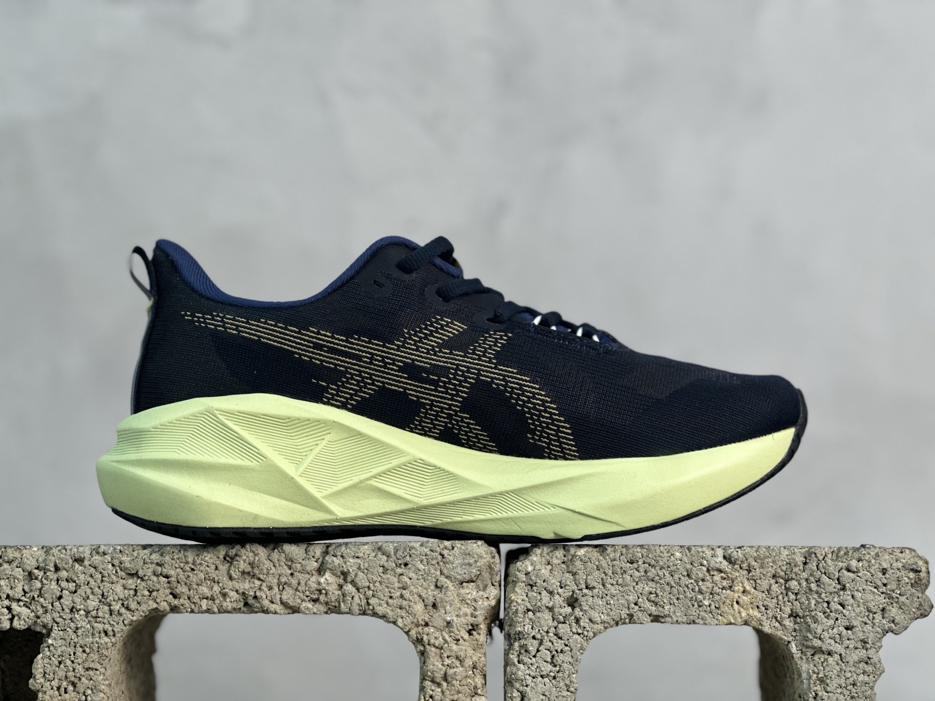 💰150 放店私 平台跑量版 亚瑟士/Asics Novavlast 5新星执行者5代系列低帮轻量化厚底有氧运动慢跑鞋 #采用人体工学一体式轻质贾卡双层编织鞋面材质 #全掌FF BLAST PLUS ECO轻量高能回弹泡棉材料中底 #AHAR橡胶,兼顾抓地及耐久性底片❗️ 尺码：36 37 37.5 38 39 39.5 40 40.5 41.5 42 42.5 43 44 44.5 45