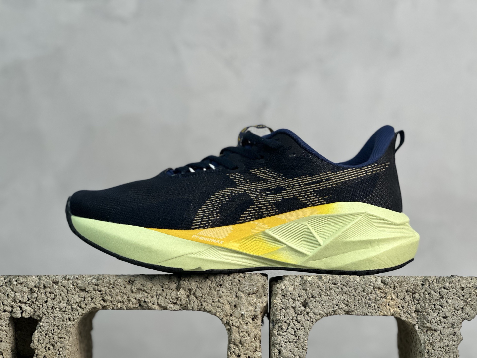 💰150 放店私 平台跑量版 亚瑟士/Asics Novavlast 5新星执行者5代系列低帮轻量化厚底有氧运动慢跑鞋 #采用人体工学一体式轻质贾卡双层编织鞋面材质 #全掌FF BLAST PLUS ECO轻量高能回弹泡棉材料中底 #AHAR橡胶,兼顾抓地及耐久性底片❗️ 尺码：36 37 37.5 38 39 39.5 40 40.5 41.5 42 42.5 43 44 44.5 45