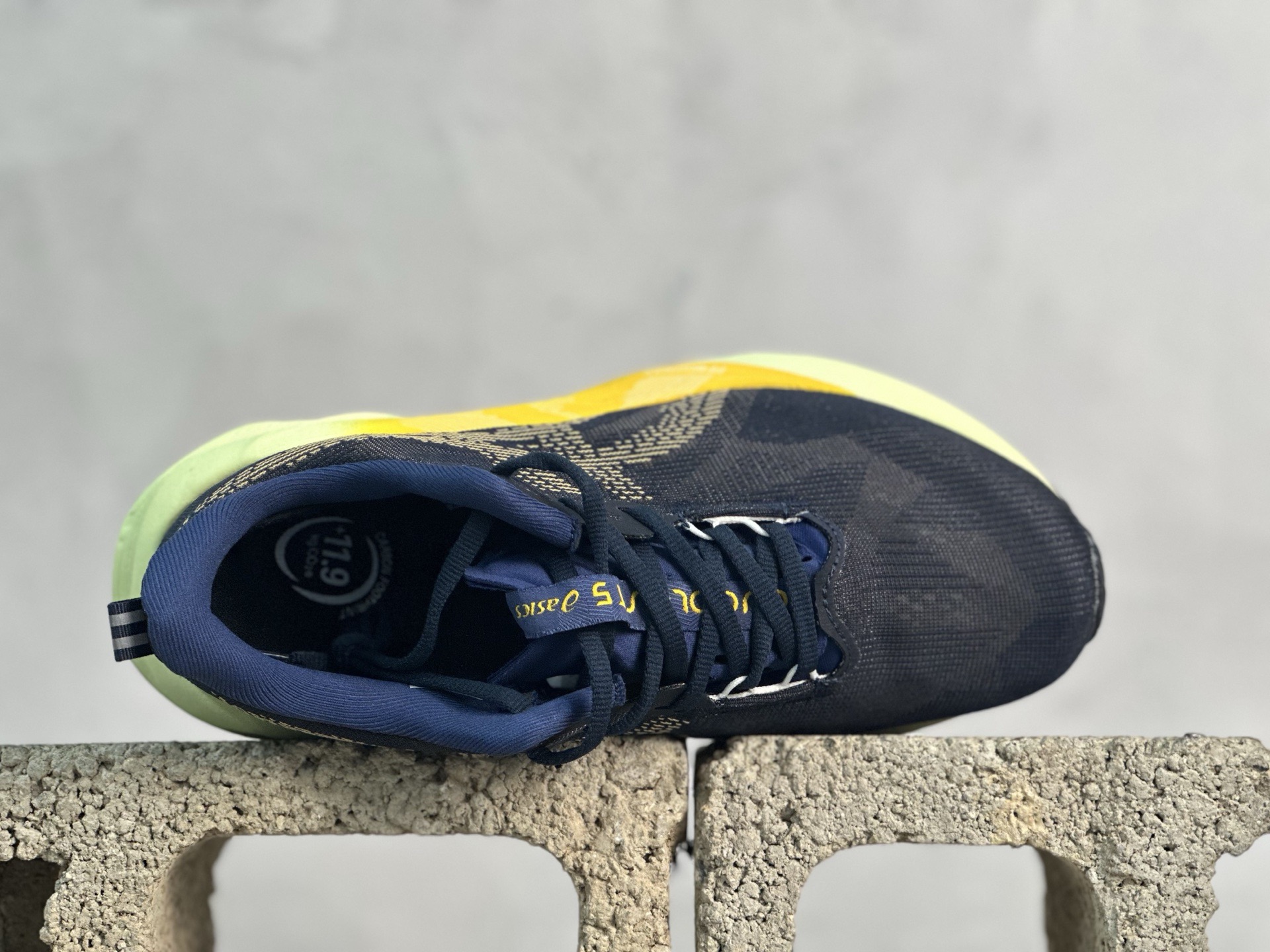 💰150 放店私 平台跑量版 亚瑟士/Asics Novavlast 5新星执行者5代系列低帮轻量化厚底有氧运动慢跑鞋 #采用人体工学一体式轻质贾卡双层编织鞋面材质 #全掌FF BLAST PLUS ECO轻量高能回弹泡棉材料中底 #AHAR橡胶,兼顾抓地及耐久性底片❗️ 尺码：36 37 37.5 38 39 39.5 40 40.5 41.5 42 42.5 43 44 44.5 45