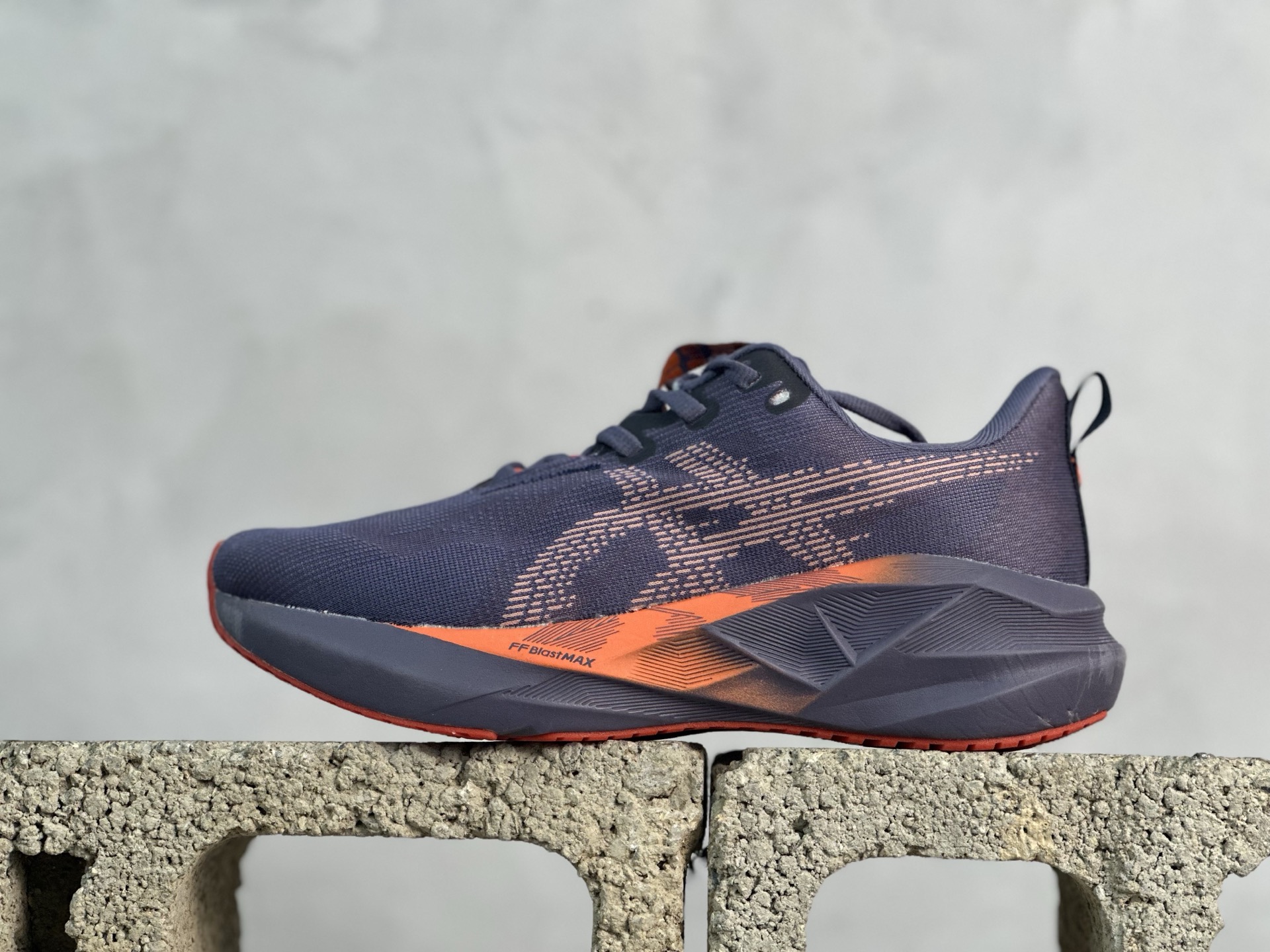 💰150 放店私 平台跑量版 亚瑟士/Asics Novavlast 5新星执行者5代系列低帮轻量化厚底有氧运动慢跑鞋 #采用人体工学一体式轻质贾卡双层编织鞋面材质 #全掌FF BLAST PLUS ECO轻量高能回弹泡棉材料中底 #AHAR橡胶,兼顾抓地及耐久性底片❗️ 尺码：36 37 37.5 38 39 39.5 40 40.5 41.5 42 42.5 43 44 44.5 45