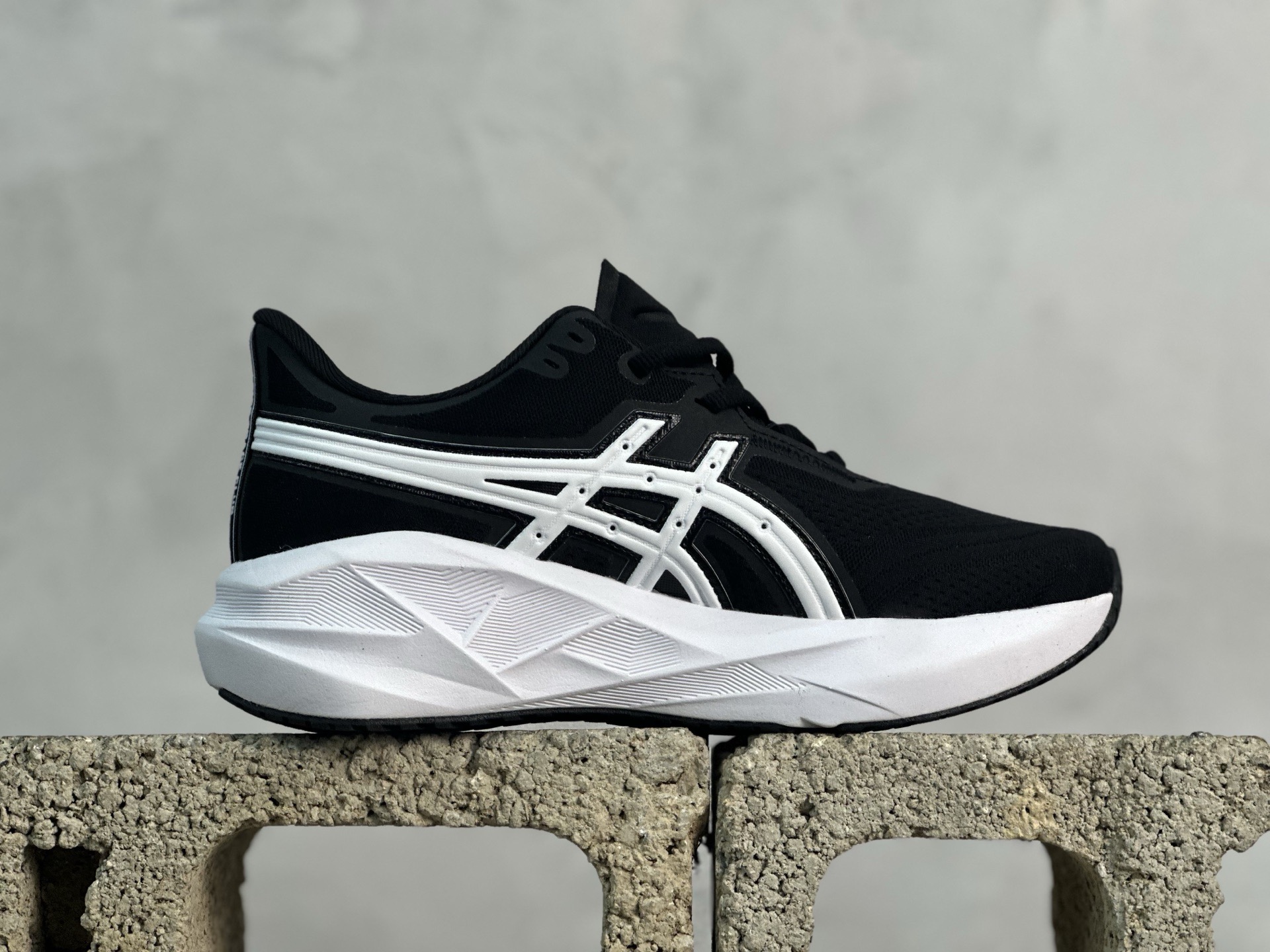 💰150 放店私 平台跑量版 亚瑟士/Asics Novavlast 5新星执行者5代系列低帮轻量化厚底有氧运动慢跑鞋 #采用人体工学一体式轻质贾卡双层编织鞋面材质 #全掌FF BLAST PLUS ECO轻量高能回弹泡棉材料中底 #AHAR橡胶,兼顾抓地及耐久性底片❗️ 尺码：36 37 37.5 38 39 39.5 40 40.5 41.5 42 42.5 43 44 44.5 45