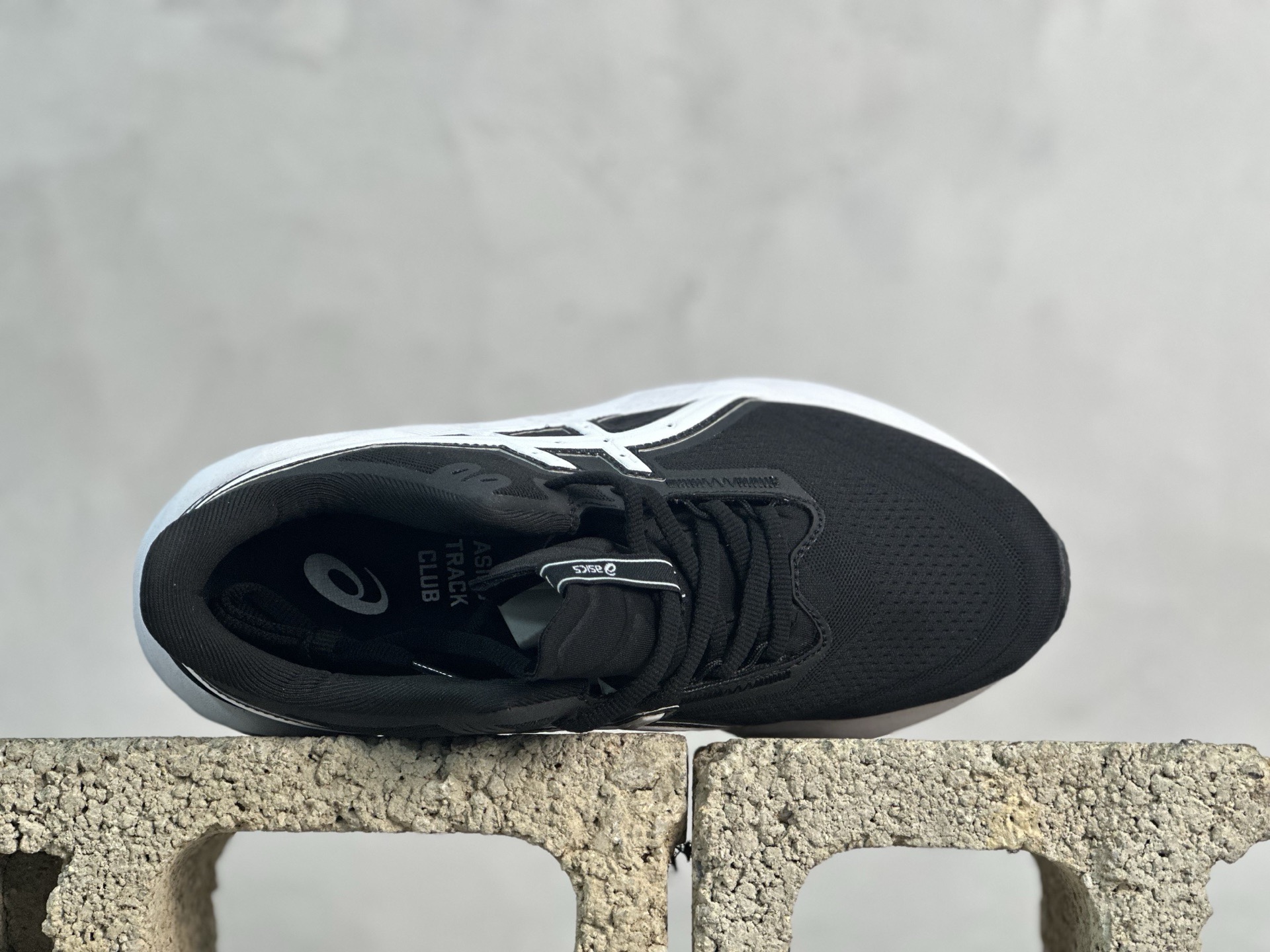 💰150 放店私 平台跑量版 亚瑟士/Asics Novavlast 5新星执行者5代系列低帮轻量化厚底有氧运动慢跑鞋 #采用人体工学一体式轻质贾卡双层编织鞋面材质 #全掌FF BLAST PLUS ECO轻量高能回弹泡棉材料中底 #AHAR橡胶,兼顾抓地及耐久性底片❗️ 尺码：36 37 37.5 38 39 39.5 40 40.5 41.5 42 42.5 43 44 44.5 45