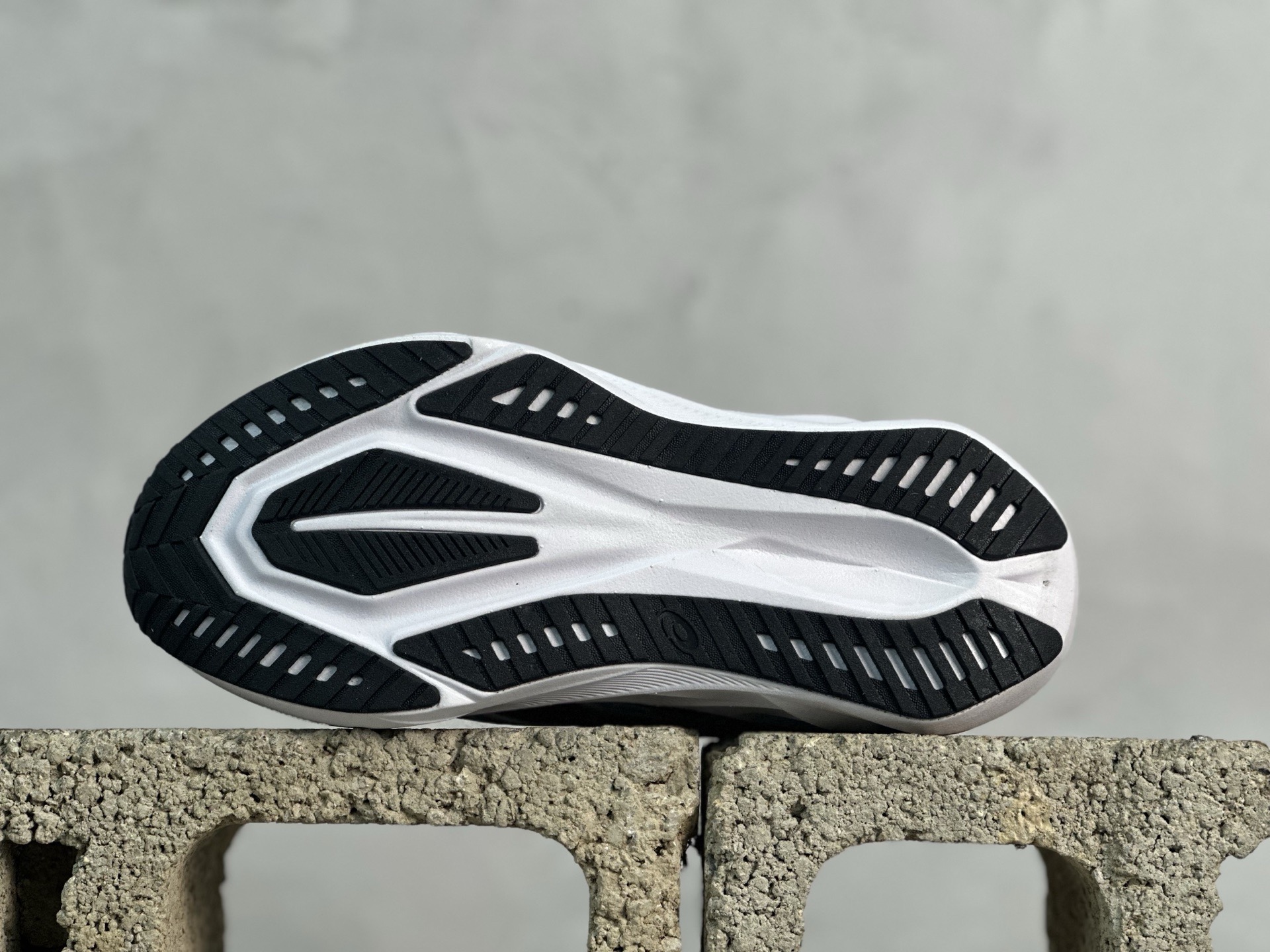 💰150 放店私 平台跑量版 亚瑟士/Asics Novavlast 5新星执行者5代系列低帮轻量化厚底有氧运动慢跑鞋 #采用人体工学一体式轻质贾卡双层编织鞋面材质 #全掌FF BLAST PLUS ECO轻量高能回弹泡棉材料中底 #AHAR橡胶,兼顾抓地及耐久性底片❗️ 尺码：36 37 37.5 38 39 39.5 40 40.5 41.5 42 42.5 43 44 44.5 45