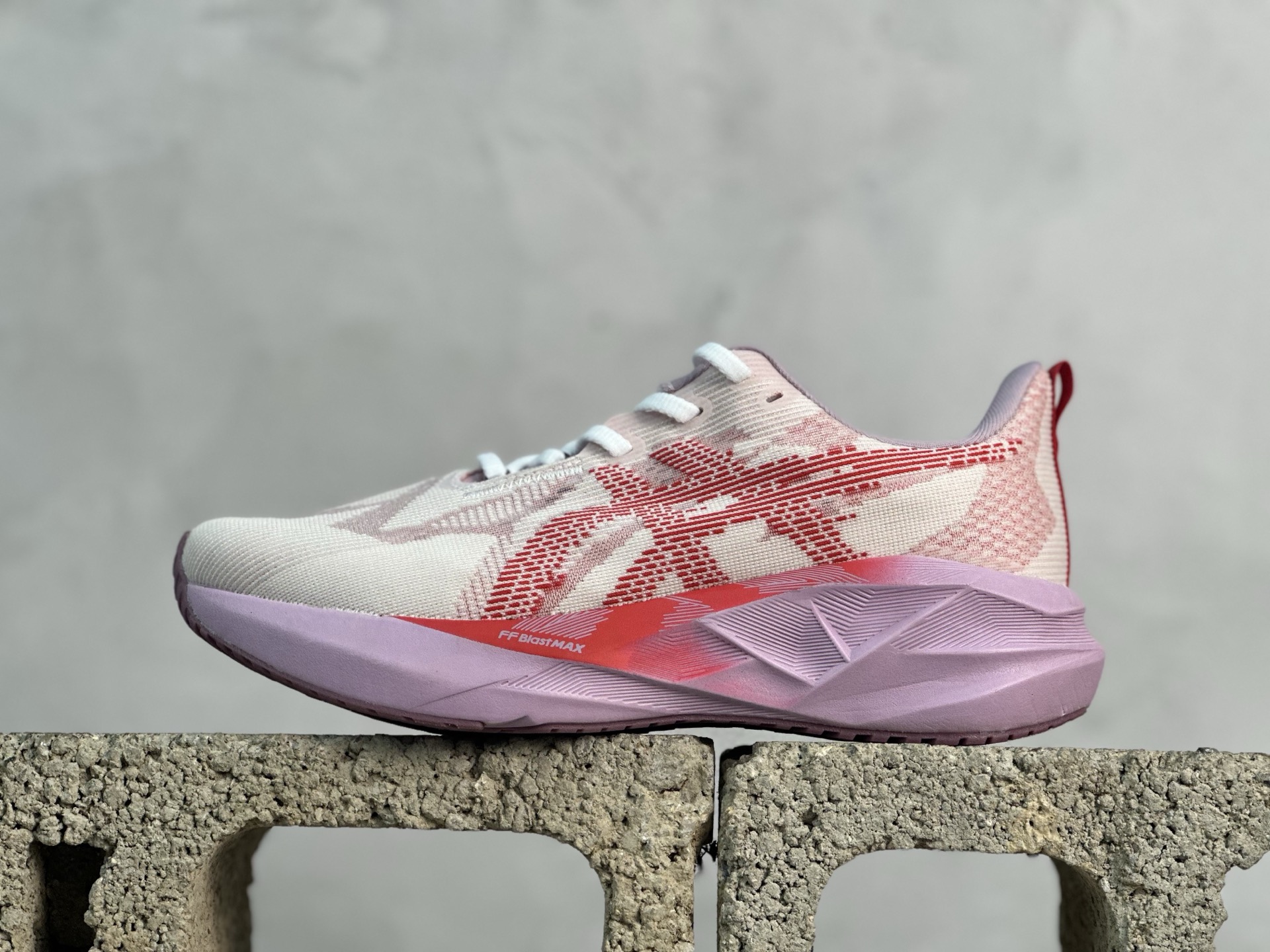 💰150 放店私 平台跑量版 亚瑟士/Asics Novavlast 5新星执行者5代系列低帮轻量化厚底有氧运动慢跑鞋 #采用人体工学一体式轻质贾卡双层编织鞋面材质 #全掌FF BLAST PLUS ECO轻量高能回弹泡棉材料中底 #AHAR橡胶,兼顾抓地及耐久性底片❗️ 尺码：36 37 37.5 38 39 39.5 40 40.5 41.5 42 42.5 43 44 44.5 45