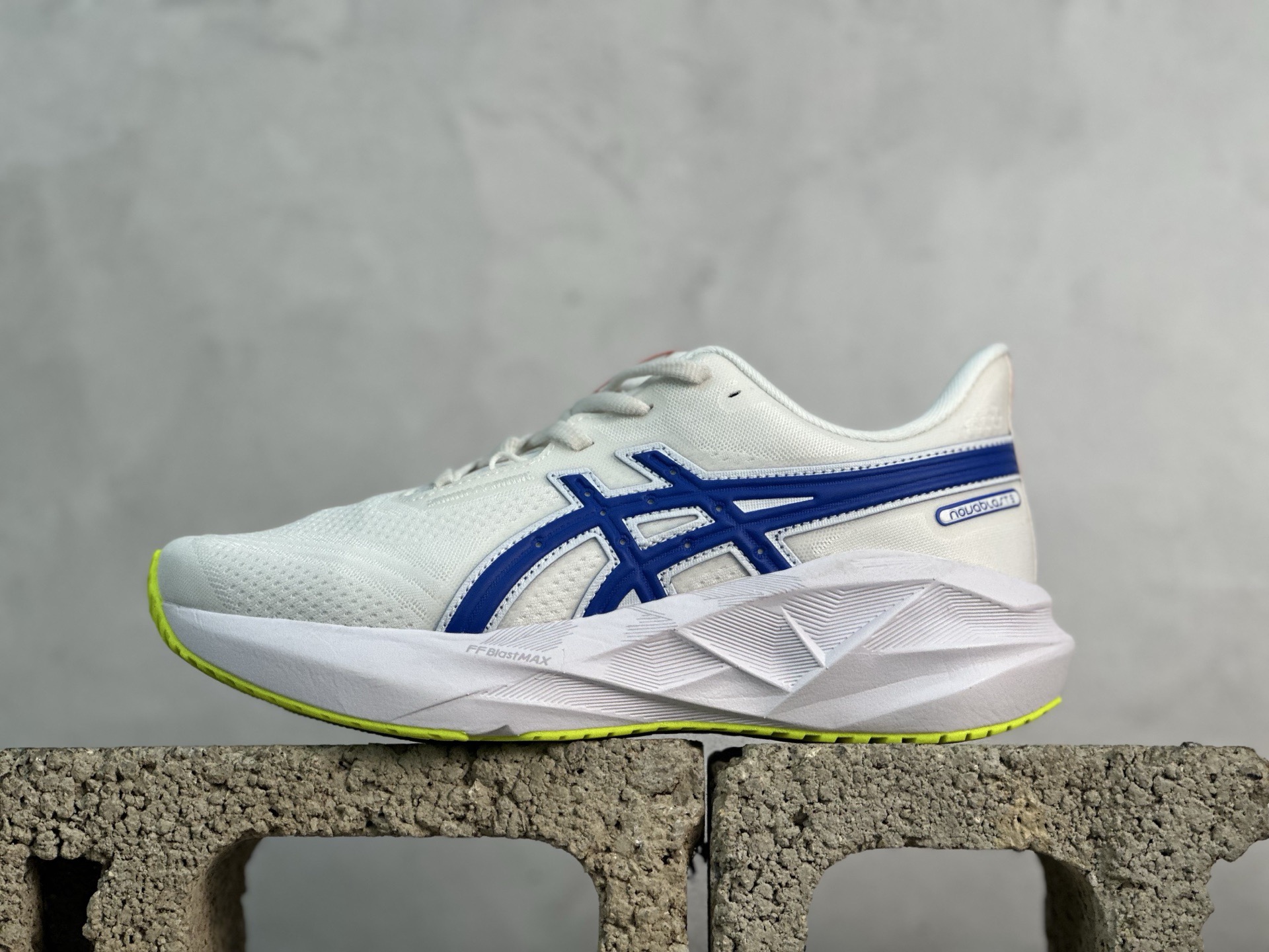 💰150 放店私 平台跑量版 亚瑟士/Asics Novavlast 5新星执行者5代系列低帮轻量化厚底有氧运动慢跑鞋 #采用人体工学一体式轻质贾卡双层编织鞋面材质 #全掌FF BLAST PLUS ECO轻量高能回弹泡棉材料中底 #AHAR橡胶,兼顾抓地及耐久性底片❗️ 尺码：36 37 37.5 38 39 39.5 40 40.5 41.5 42 42.5 43 44 44.5 45