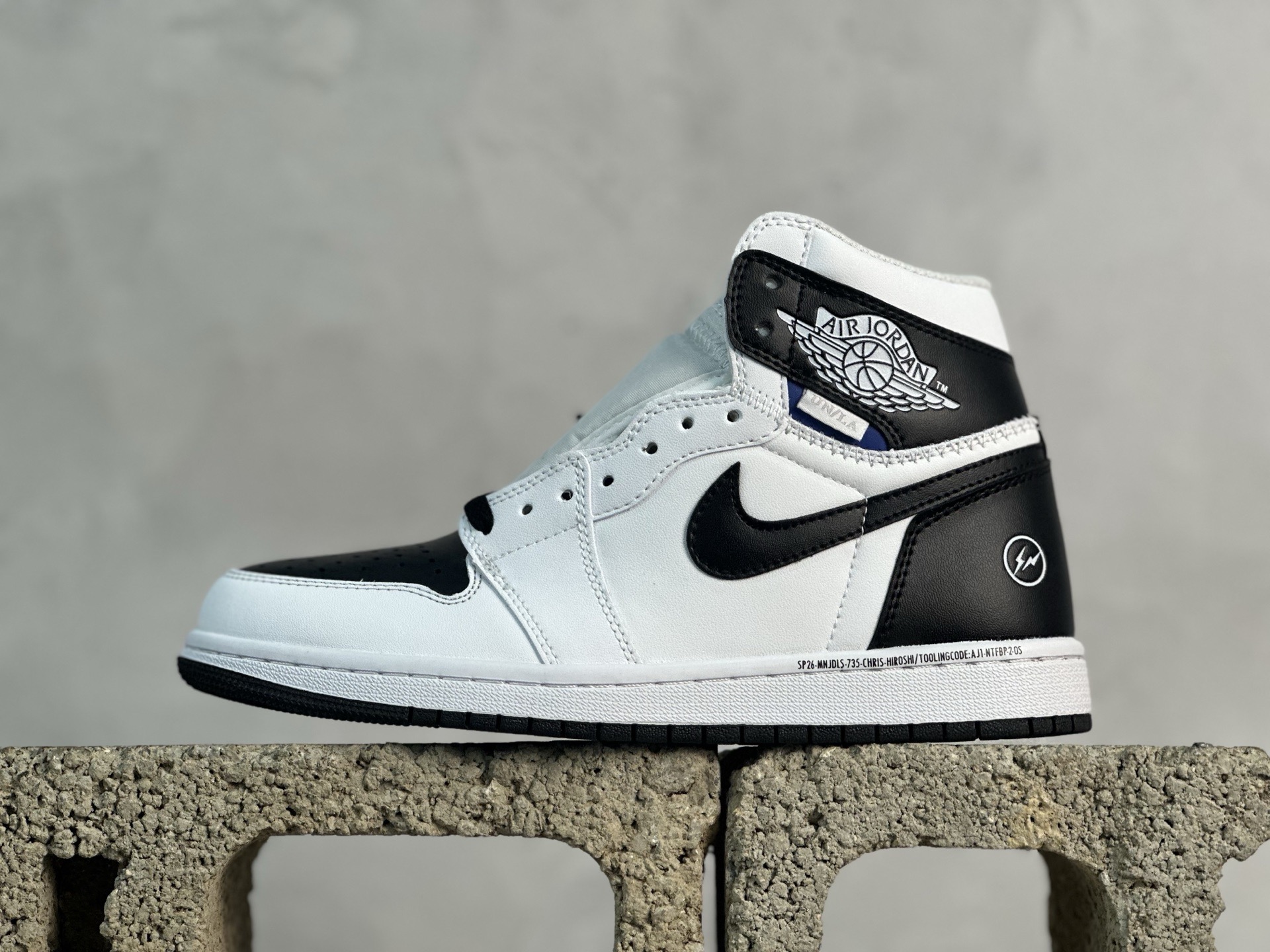 放店私 Fragment Design x Union x Jordan Air Jordan 1 Retro High Og Nrg 三方联名款 牛皮 舒适 防滑 高帮 复古篮球鞋 男女同款 Air Jordan 1于1985年推出,是耐克第一双以乔丹名字命名的篮球鞋,正是这双鞋,开启了一个时代.Air Jordan 1外形的灵感来自于在当年风靡一时的AirForce 1,同时降低中底厚度,减轻重量,增加贴地感,并采用了后掌Air Sole气垫和最经典的飞翼Logo来自于当时的Nike创意总监Peter Moore.