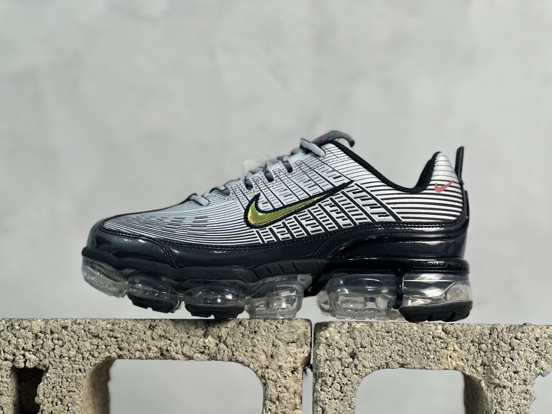 YH 放店私 Nike Air Vapormax 360 全掌大气垫透气跑步鞋 CK2718-004 #鞋面依旧延续经典设计,中底则加入了 Vapormax气垫科技.值得一提的是气垫后跟处带有特殊的支架设计,致敬早期 Air Max360气垫提高稳定性的后跟支架.