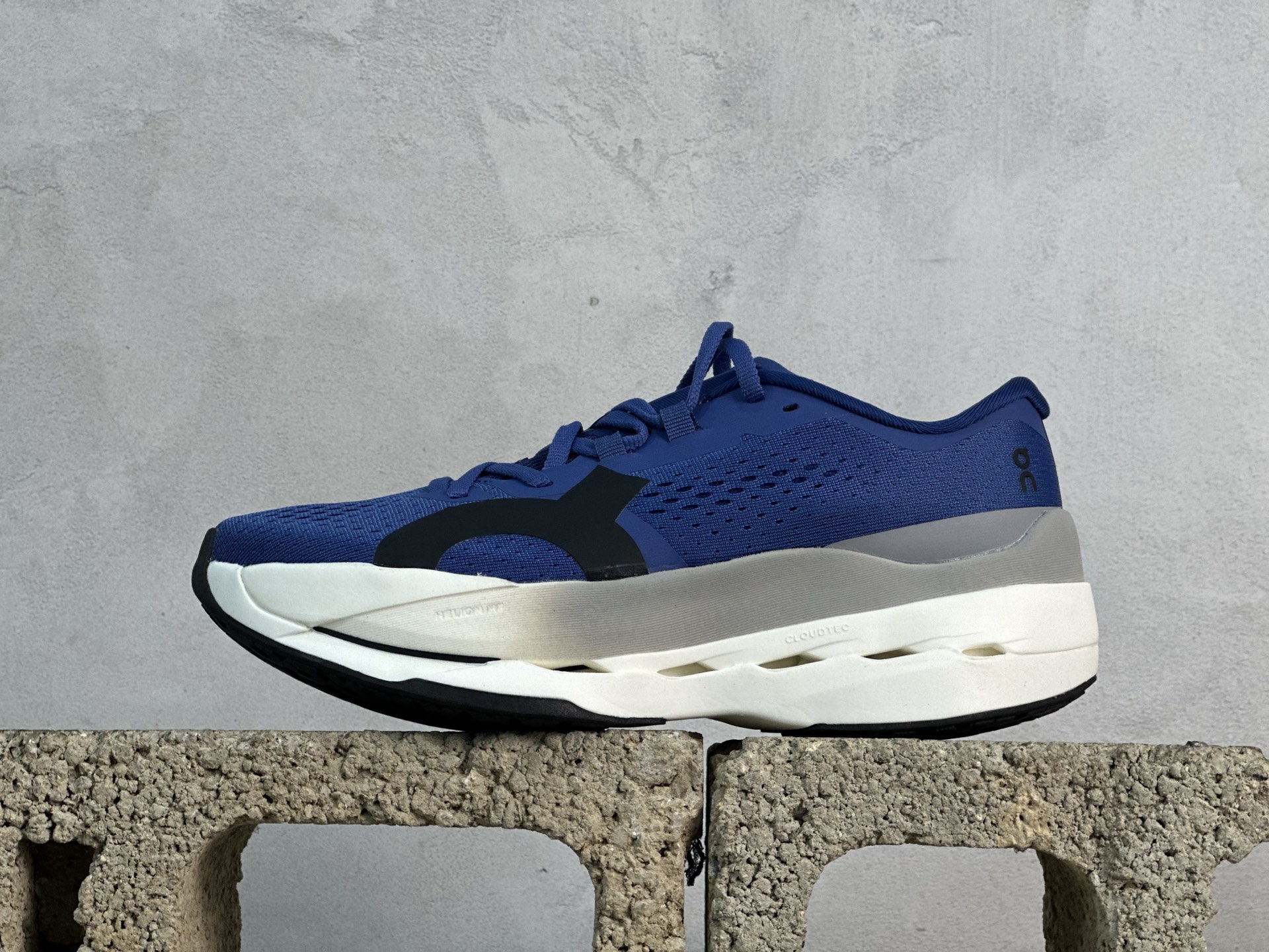 💰190 放店私
On昂跑 cloudboom max 系列舒适时尚透气支撑马拉松跑步鞋
#升级原楦原纸版开发版型
#采用半透明轻量化纱网热熔面料材质
#搭载双层Helion™泡棉中底
#外置耐磨防滑橡胶底片❗️
尺码:40 41 42 43 44 45