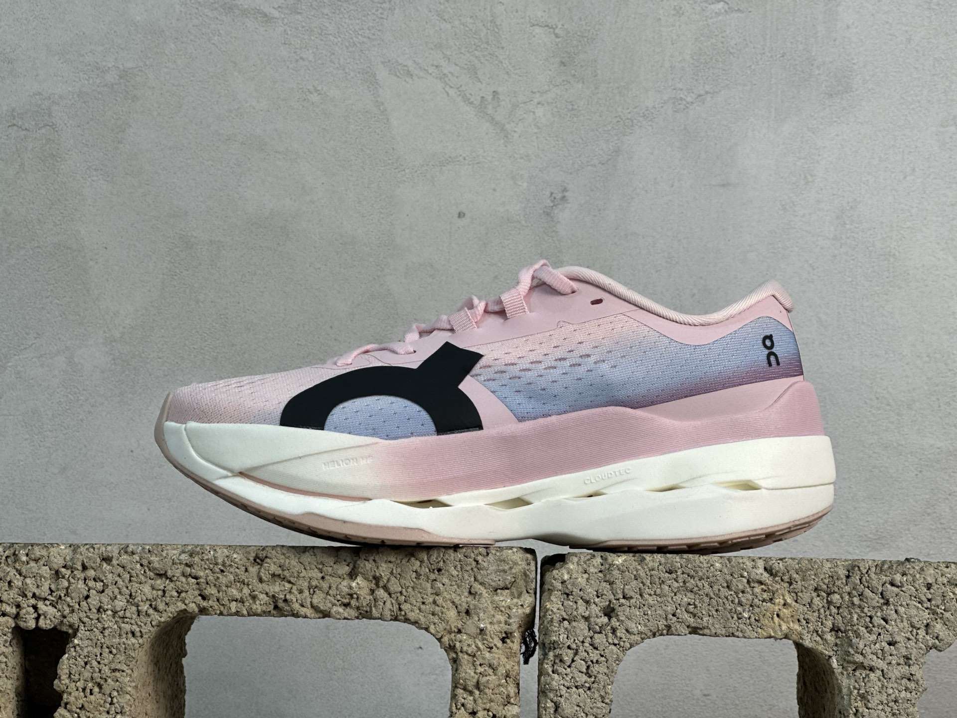 💰190 放店私
On昂跑 cloudboom max 系列舒适时尚透气支撑马拉松跑步鞋
#升级原楦原纸版开发版型
#采用半透明轻量化纱网热熔面料材质
#搭载双层Helion™泡棉中底
#外置耐磨防滑橡胶底片❗️
尺码:36 37 38 39 40