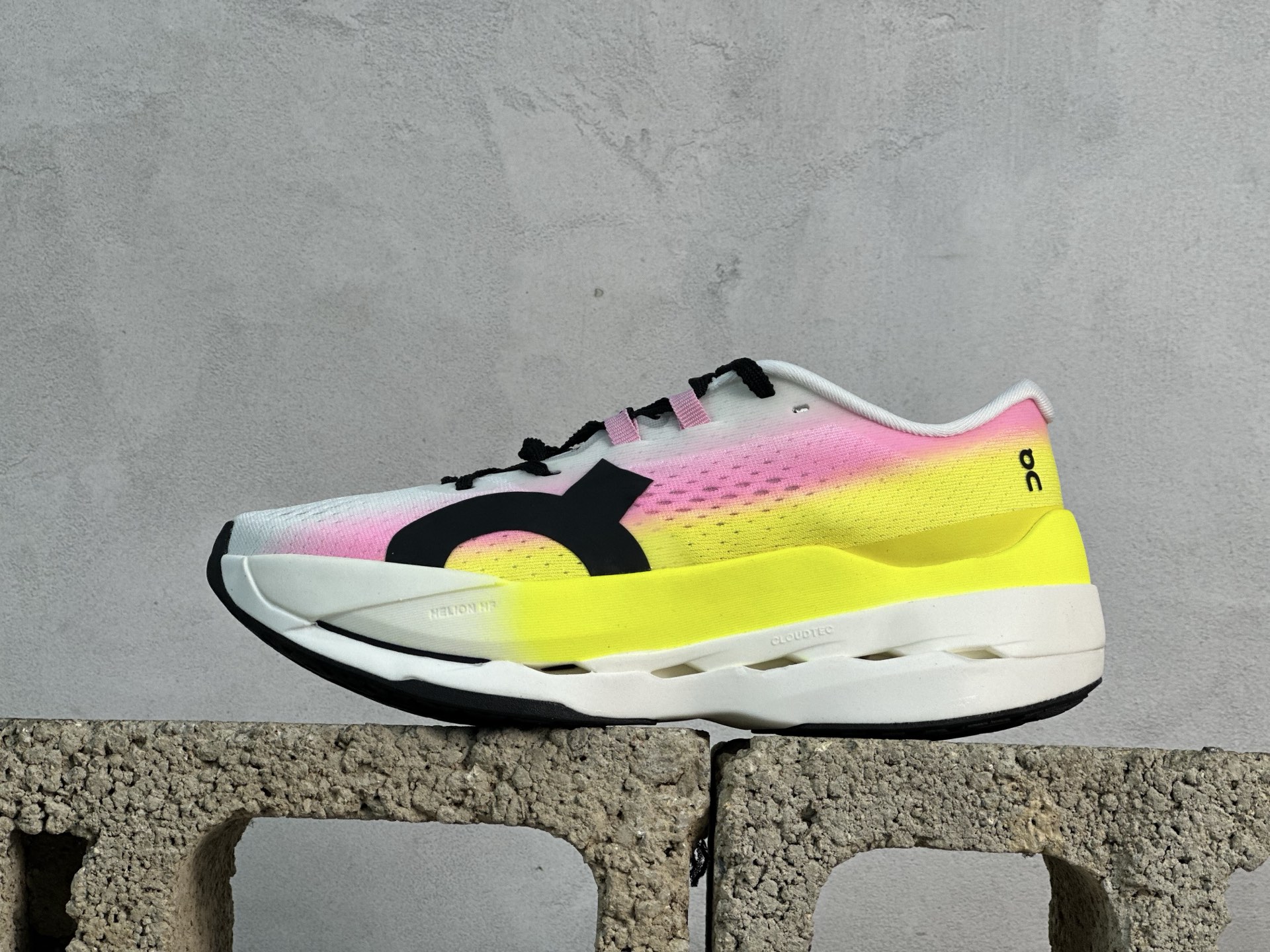 💰190 放店私
On昂跑 cloudboom max 系列舒适时尚透气支撑马拉松跑步鞋
#升级原楦原纸版开发版型
#采用半透明轻量化纱网热熔面料材质
#搭载双层Helion™泡棉中底
#外置耐磨防滑橡胶底片❗️
尺码:36 37 38 39 40