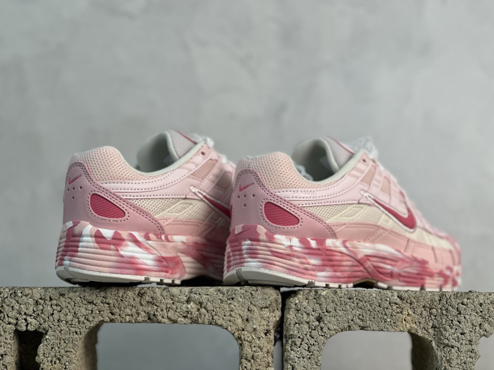 PF💰170 放店私
原鞋开发 原数据档案 Nike P-6000 粉色

货号：CV2209-111
尺码：36 36.5 37.5 38 38.5 39 40 40.5 41