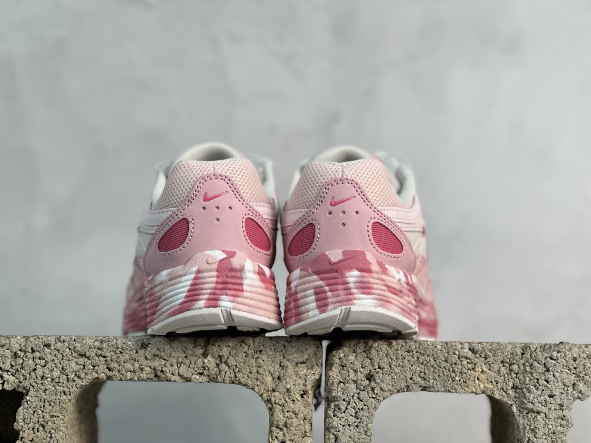 PF💰170 放店私
原鞋开发 原数据档案 Nike P-6000 粉色

货号：CV2209-111
尺码：36 36.5 37.5 38 38.5 39 40 40.5 41