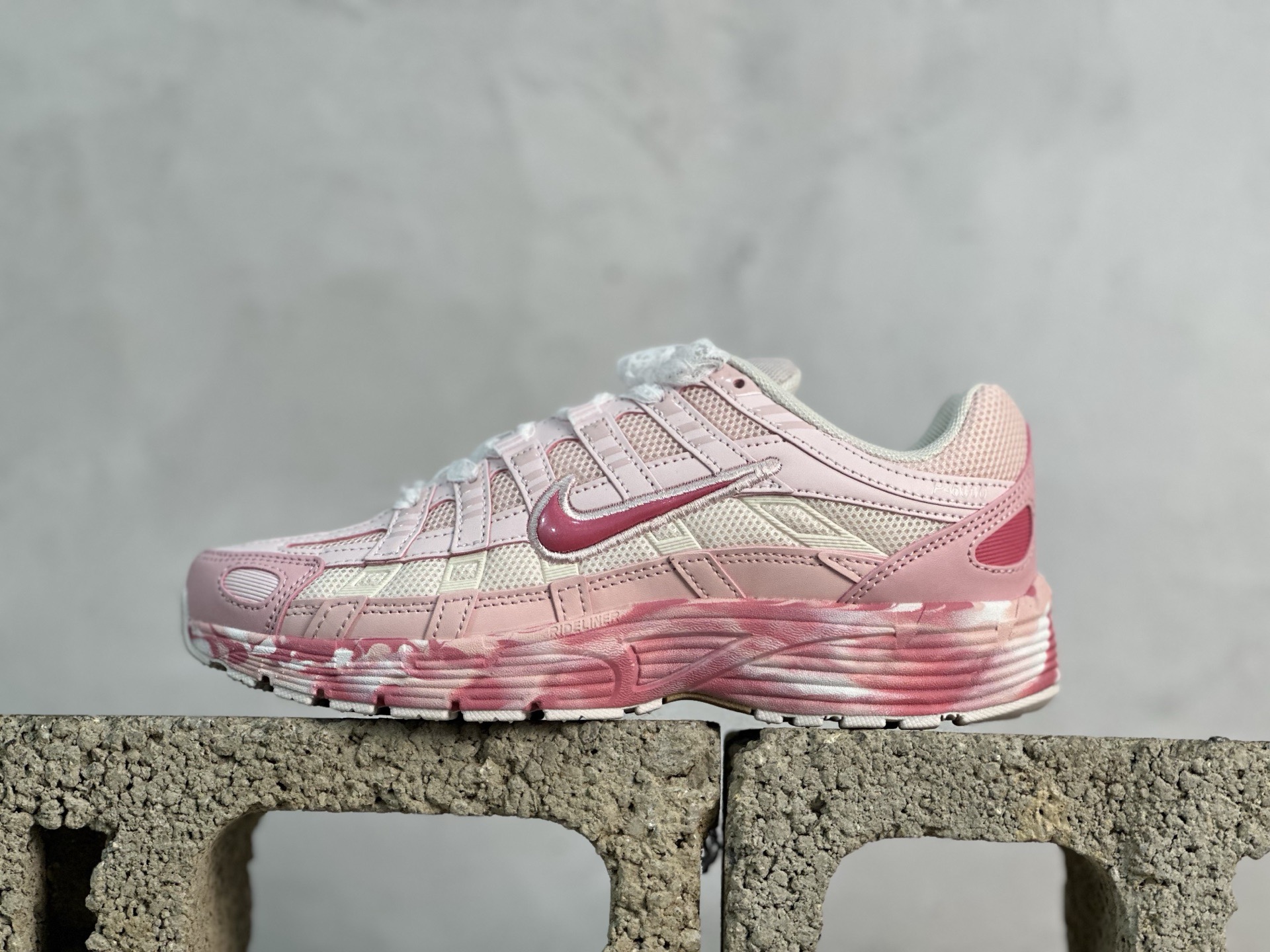 PF💰170 放店私
原鞋开发 原数据档案 Nike P-6000 粉色

货号：CV2209-111
尺码：36 36.5 37.5 38 38.5 39 40 40.5 41