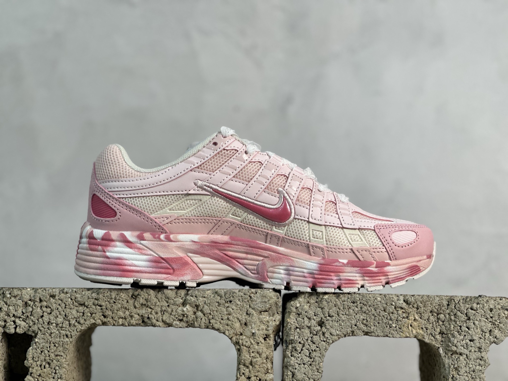 PF💰170 放店私
原鞋开发 原数据档案 Nike P-6000 粉色

货号：CV2209-111
尺码：36 36.5 37.5 38 38.5 39 40 40.5 41