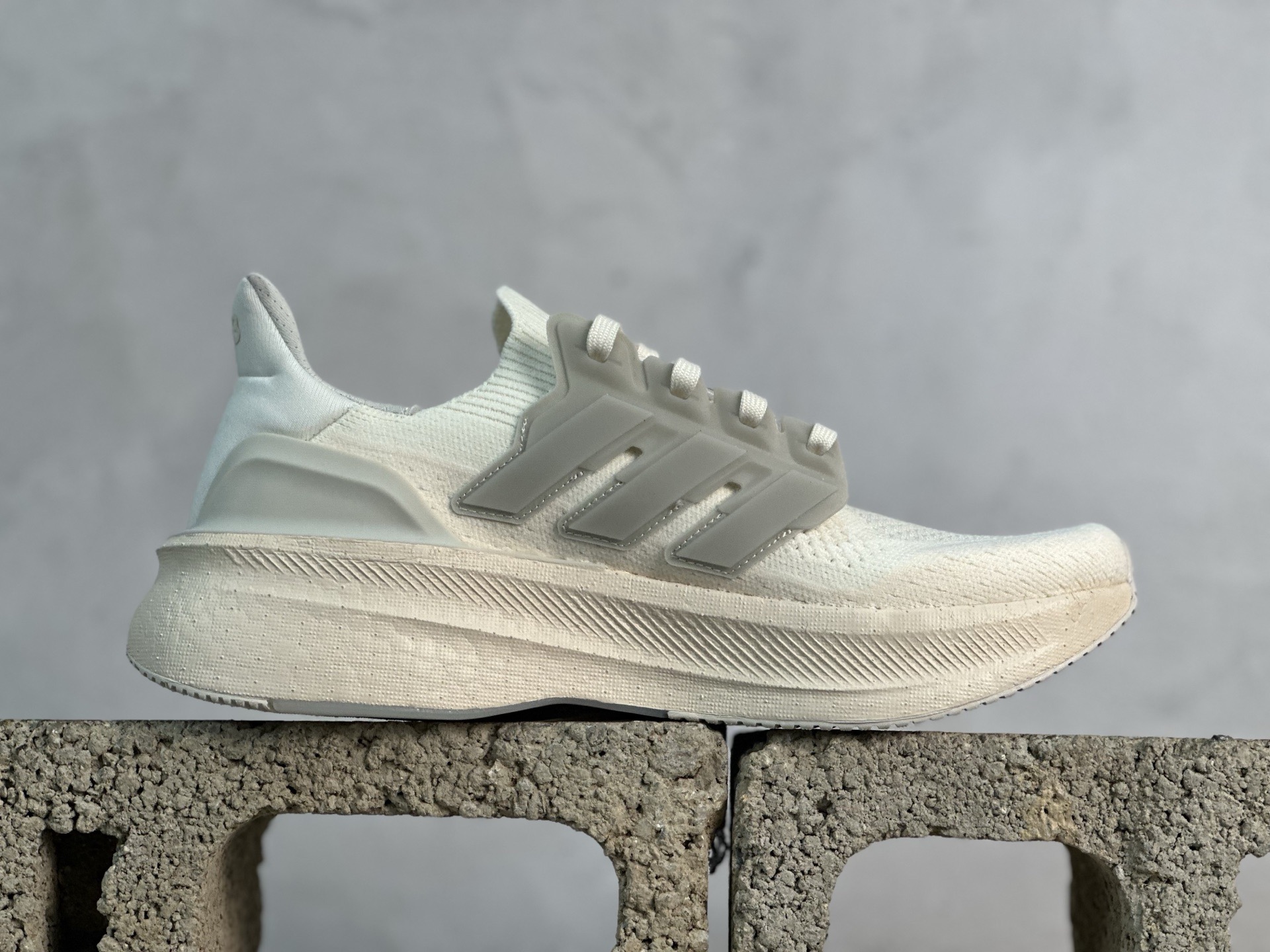 RS💰230 放店私 Y-3 x Adidas Ultraboost 5 JP7439 联名款阿迪达斯新款休闲爆米花跑步鞋
尺码：36 36.5 37 38 38.5 39 40 40.5 41 42 42.5 43 44 44.5 45 46 47 48