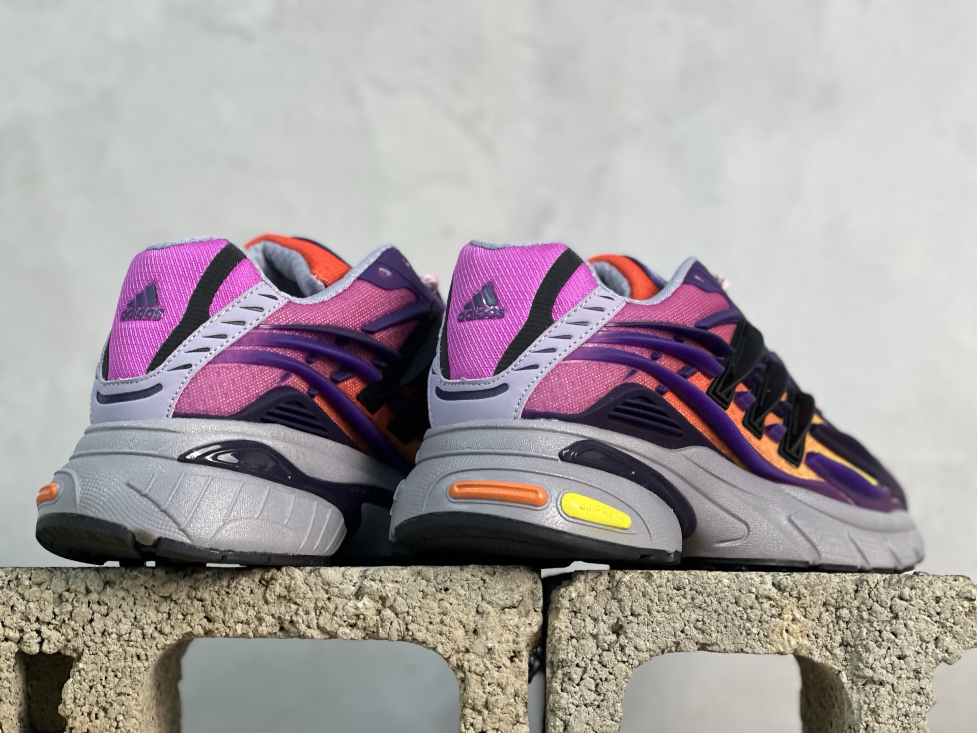 外贸版💰260 放店私 
Adidas Originals Adistar Jellyfish JP9275 阿迪复古舒适防滑减震运动鞋
尺码：36 36.5 37 38 38.5 39 40 40.5 41 42 42.5 43 44 44.5 45 46 47