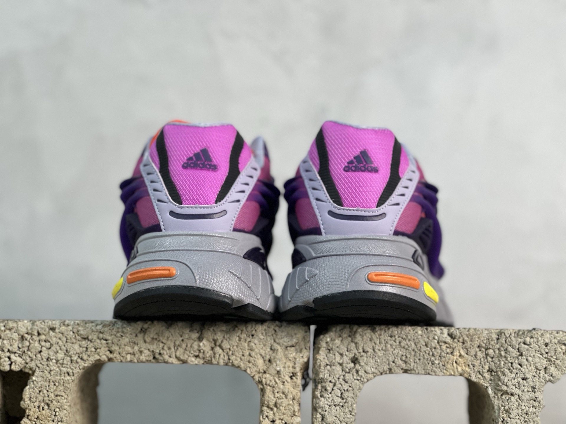 外贸版💰260 放店私 
Adidas Originals Adistar Jellyfish JP9275 阿迪复古舒适防滑减震运动鞋
尺码：36 36.5 37 38 38.5 39 40 40.5 41 42 42.5 43 44 44.5 45 46 47