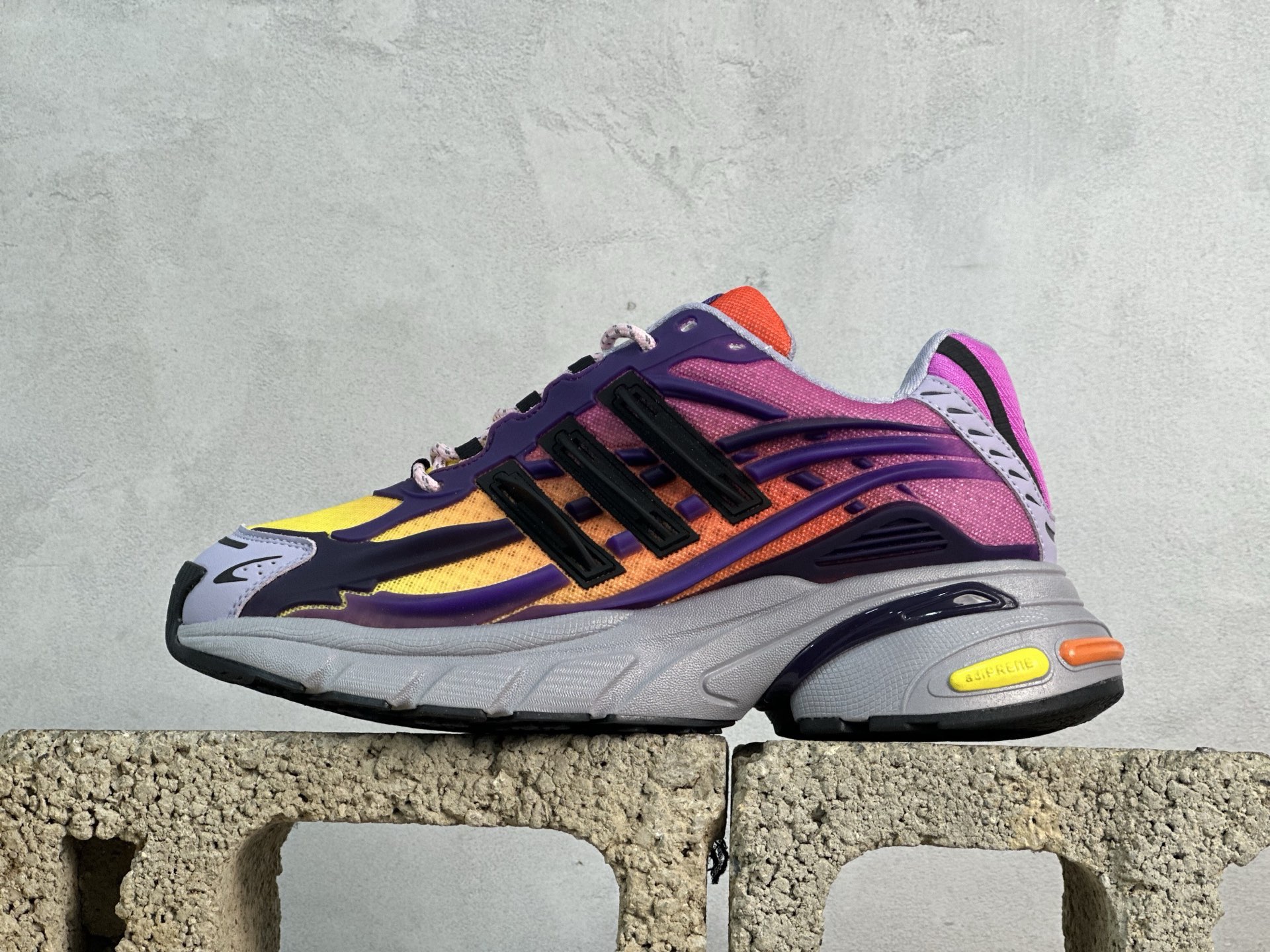 外贸版💰260 放店私 
Adidas Originals Adistar Jellyfish JP9275 阿迪复古舒适防滑减震运动鞋
尺码：36 36.5 37 38 38.5 39 40 40.5 41 42 42.5 43 44 44.5 45 46 47
