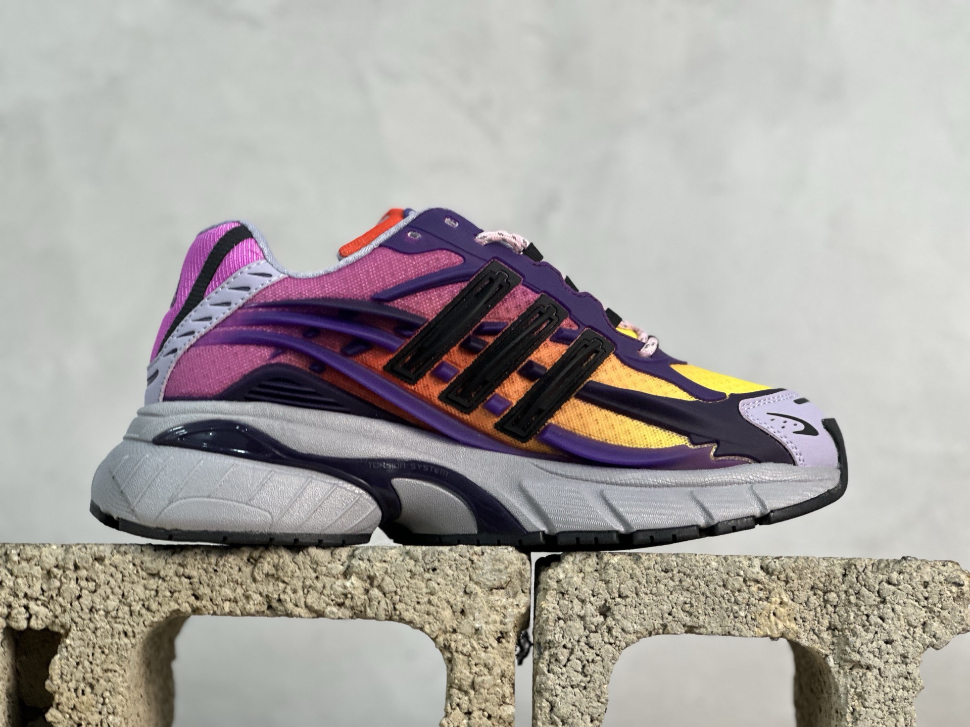 外贸版💰260 放店私 
Adidas Originals Adistar Jellyfish JP9275 阿迪复古舒适防滑减震运动鞋
尺码：36 36.5 37 38 38.5 39 40 40.5 41 42 42.5 43 44 44.5 45 46 47