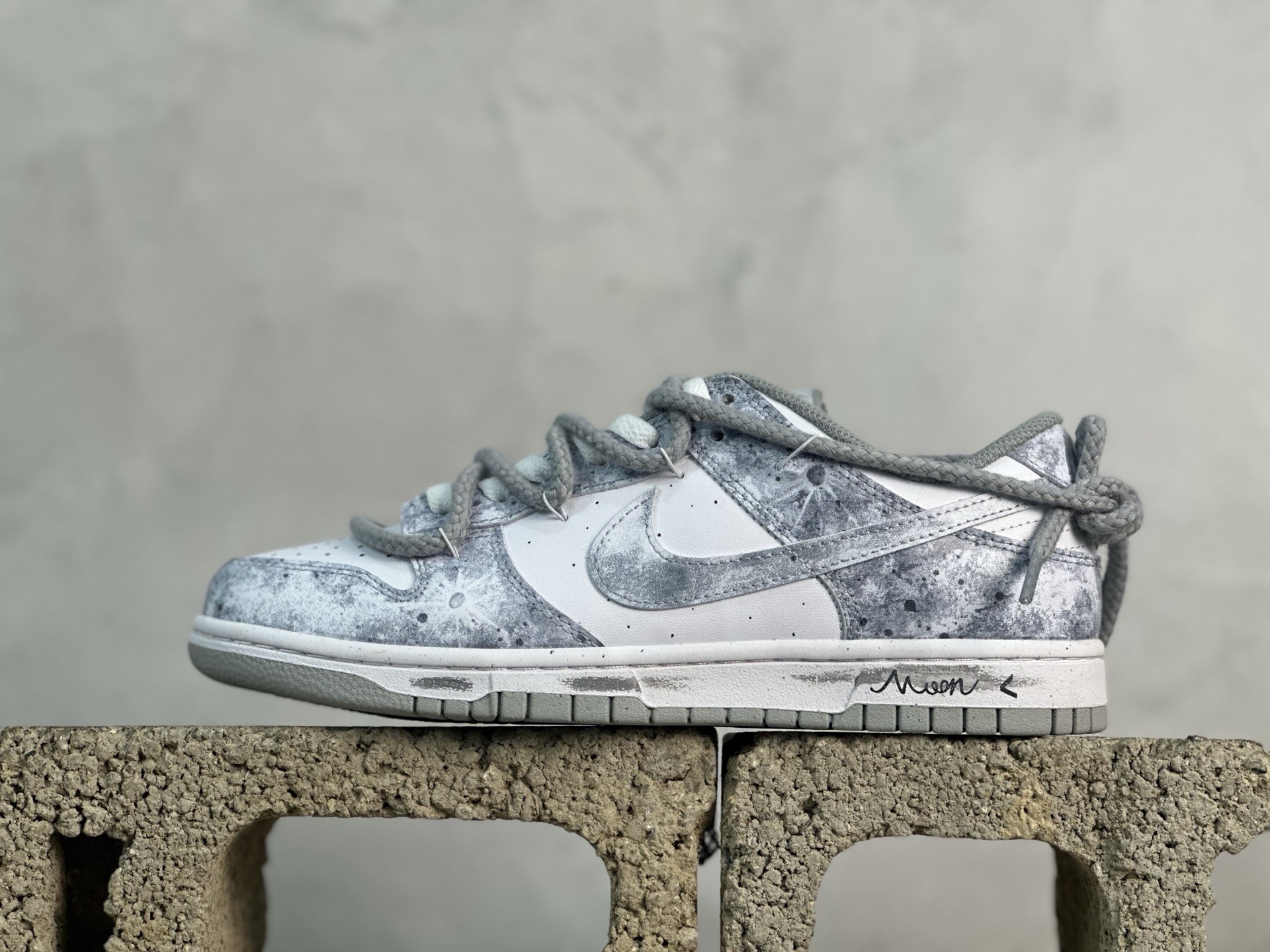 YC💰260 放店私
【定制球鞋】Nike Dunk SB 永夜星河
货号：DD1873-113
尺码：40 40.5 41 42 42.5 43 44 44.5 45 46