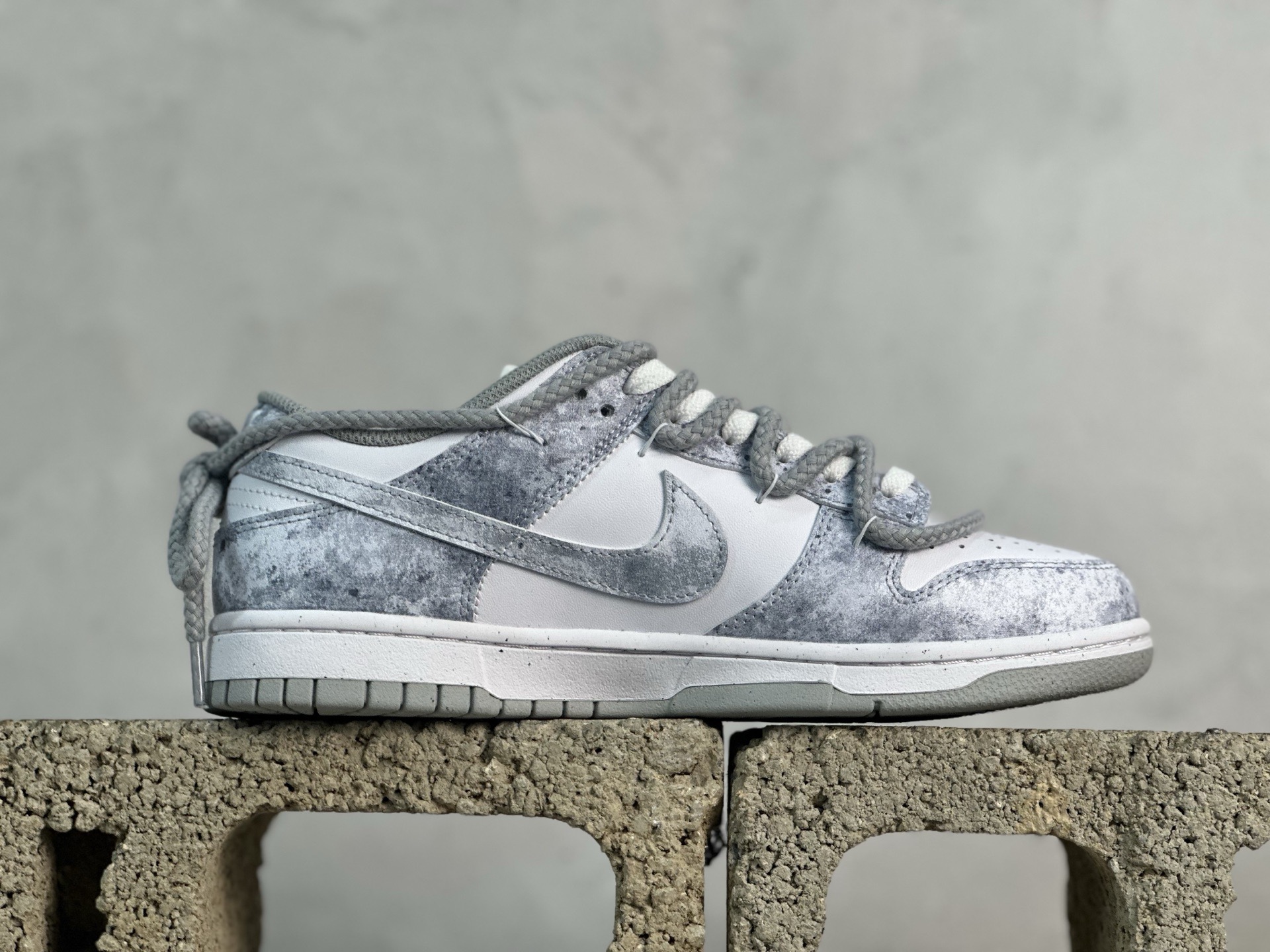 YC💰260 放店私
【定制球鞋】Nike Dunk SB 永夜星河
货号：DD1873-113
尺码：40 40.5 41 42 42.5 43 44 44.5 45 46