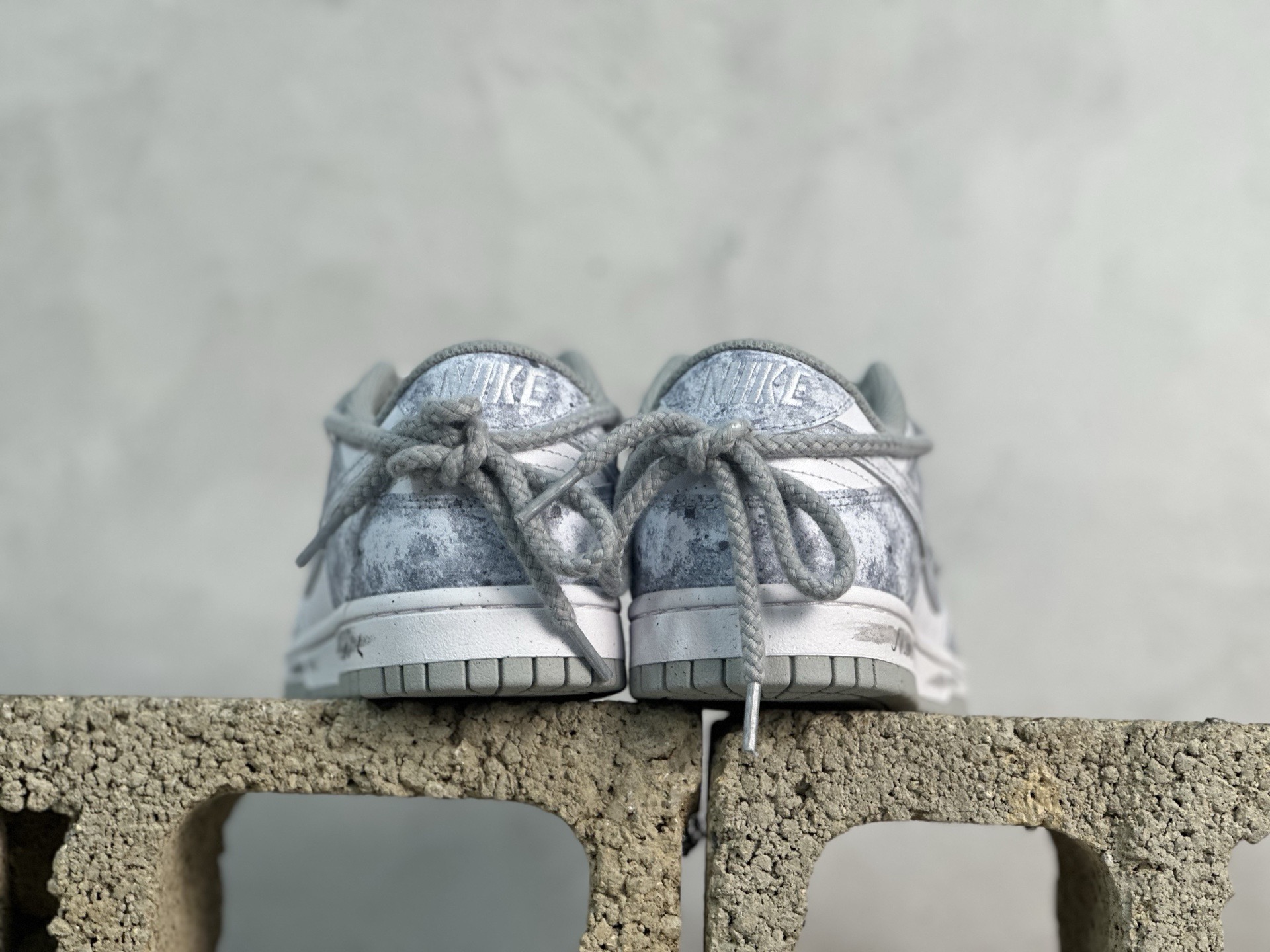 YC💰260 放店私
【定制球鞋】Nike Dunk SB 永夜星河
货号：DD1873-113
尺码：40 40.5 41 42 42.5 43 44 44.5 45 46