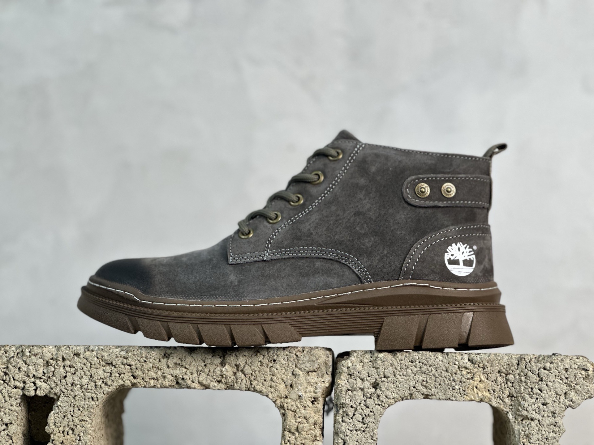 💰220 放店私
Timberland 添柏岚/天伯伦25秋冬必备户外休闲中帮大黄靴
#广东大厂品质 原盒原包装 时尚潮流搭配 面料采用意大利🇮🇹顶级磨砂细纹牛皮 轻质大底 搭配防臭防腐真皮乳胶鞋垫 大底到五金都是代工厂原材料制作 同原版固特异永不开胶工艺 好货不杀猪 首单质量严格把控 全网独家首发 品质毋庸置疑 全套官网统一包装 给您完美的穿着体验 质量考究耐穿 型男必备 专治不帅 高品质脚感一流 今年冬季防寒户外专用 日常随意搭配
货号:TB99248
尺码:39 40 41 42 43 44(标准码)